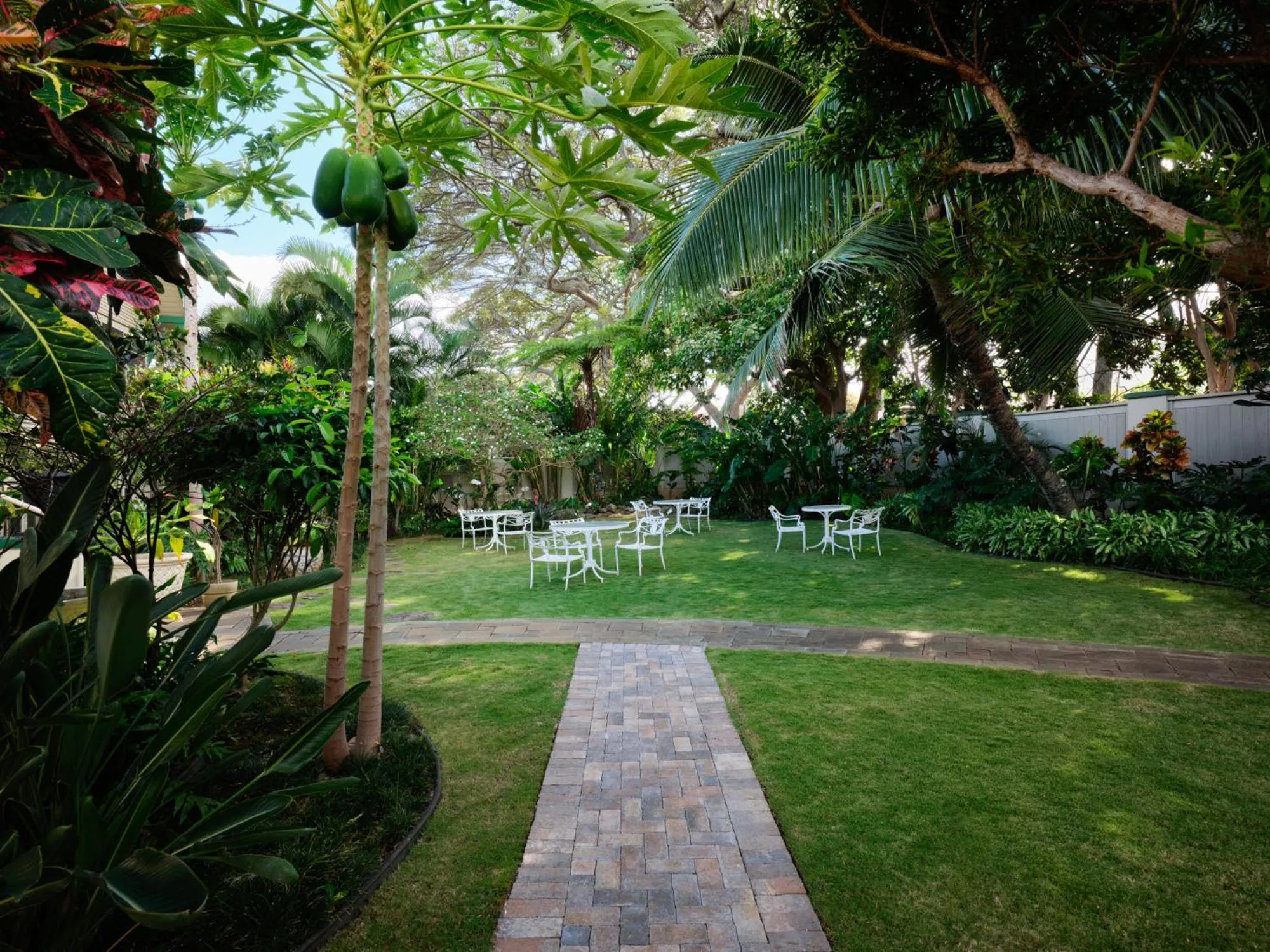 Spring in The Historic Wailuku Inn Maui