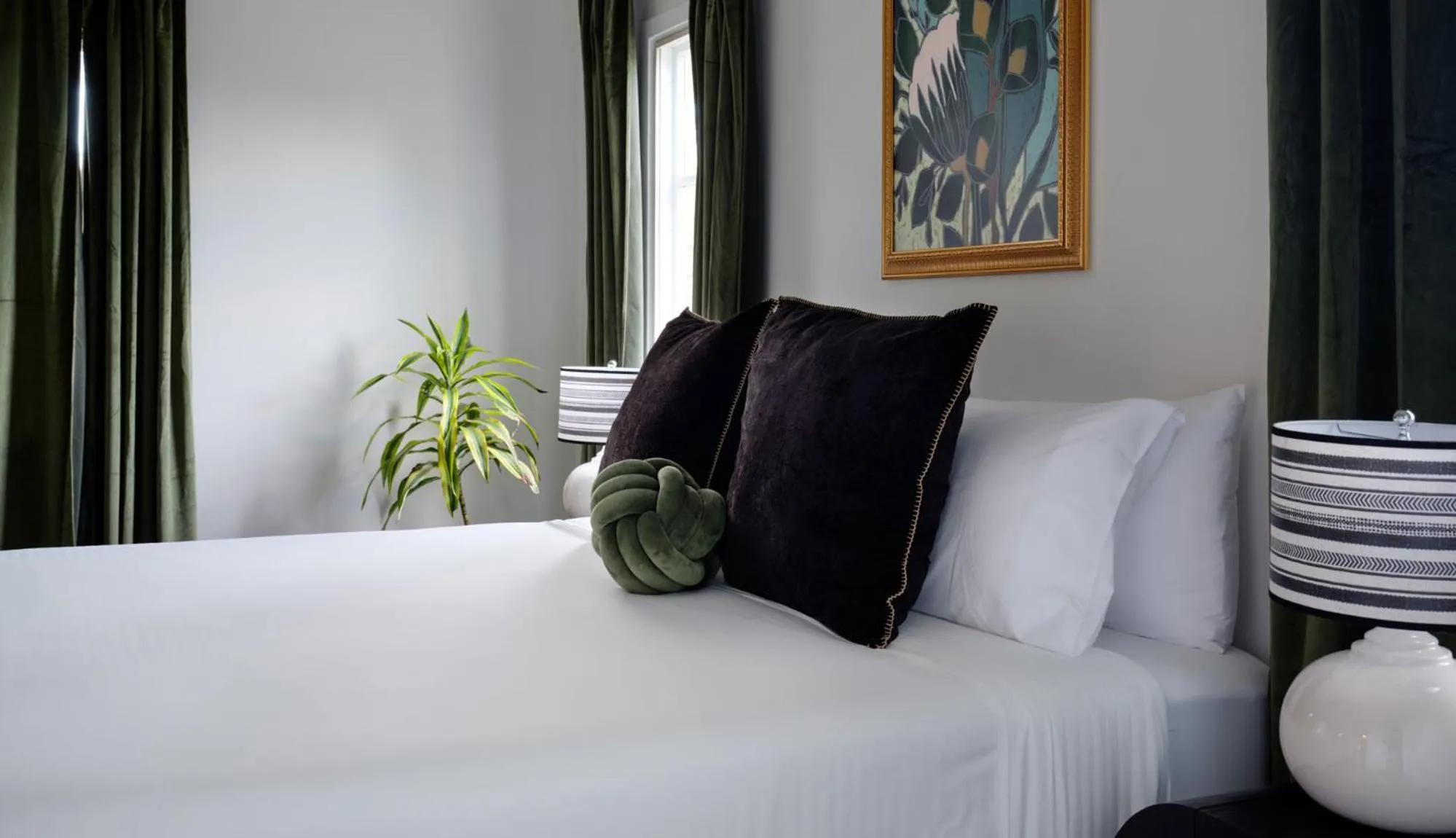 Bed in The Historic Wailuku Inn Maui
