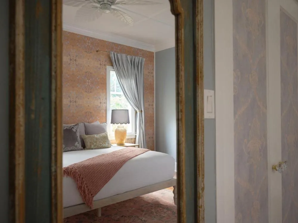 Bed in The Historic Wailuku Inn Maui