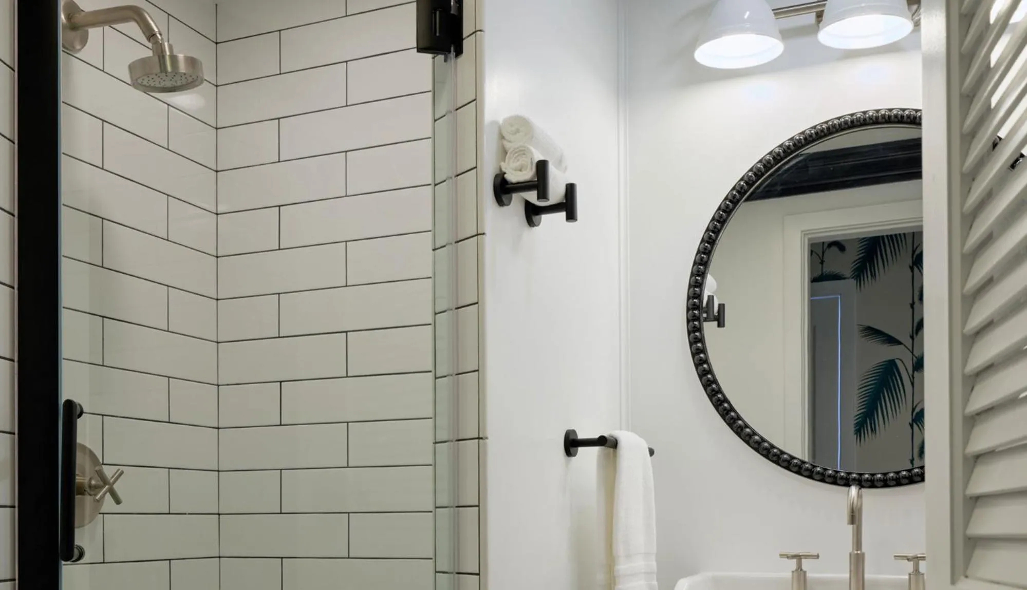 Shower in The Historic Wailuku Inn Maui