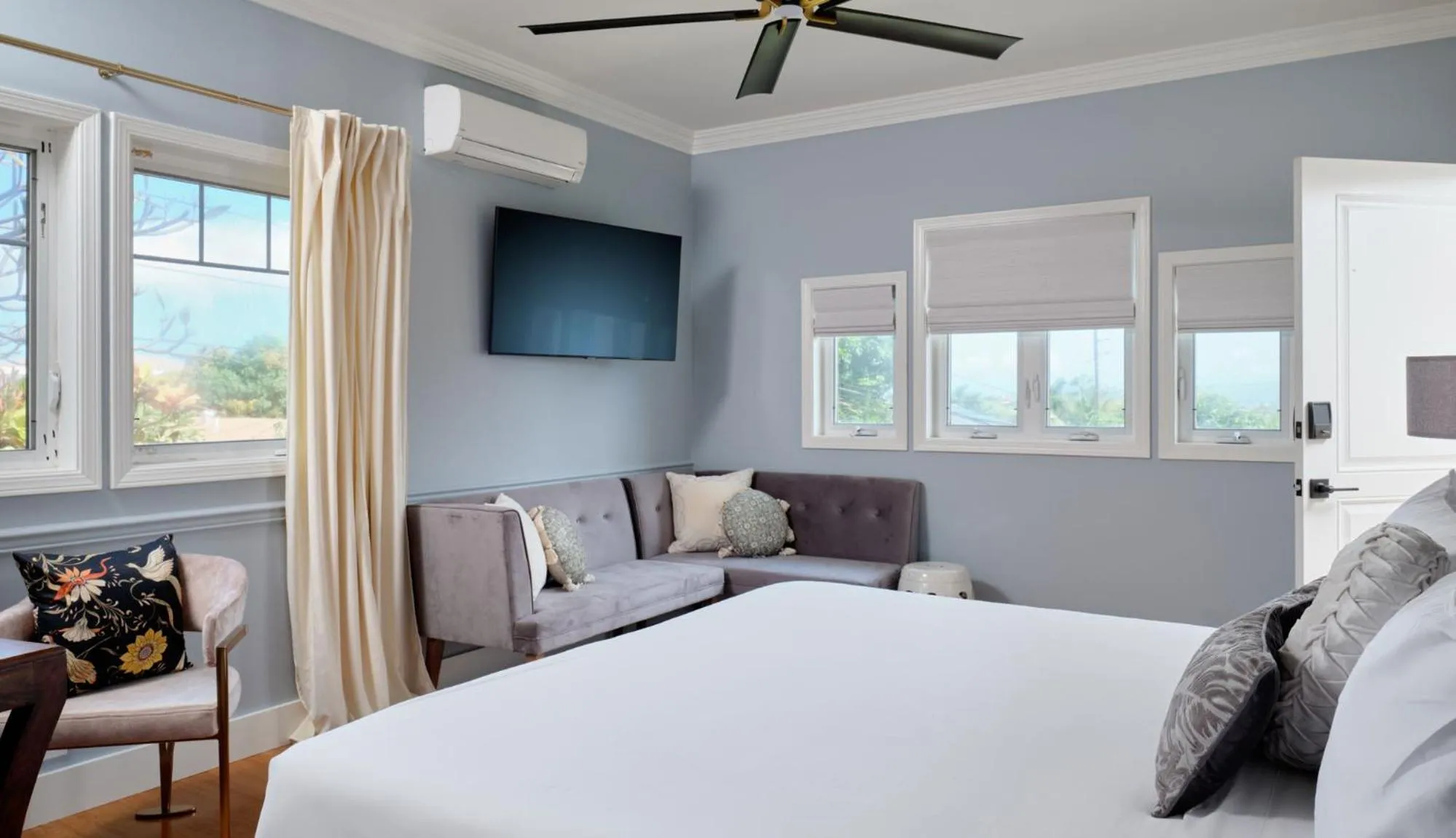 Bed in The Historic Wailuku Inn Maui