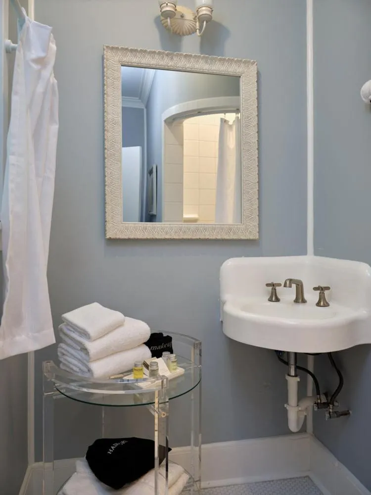 Bathroom in The Historic Wailuku Inn Maui