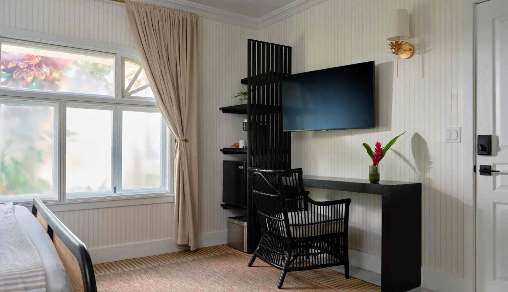 TV and multimedia in The Historic Wailuku Inn Maui
