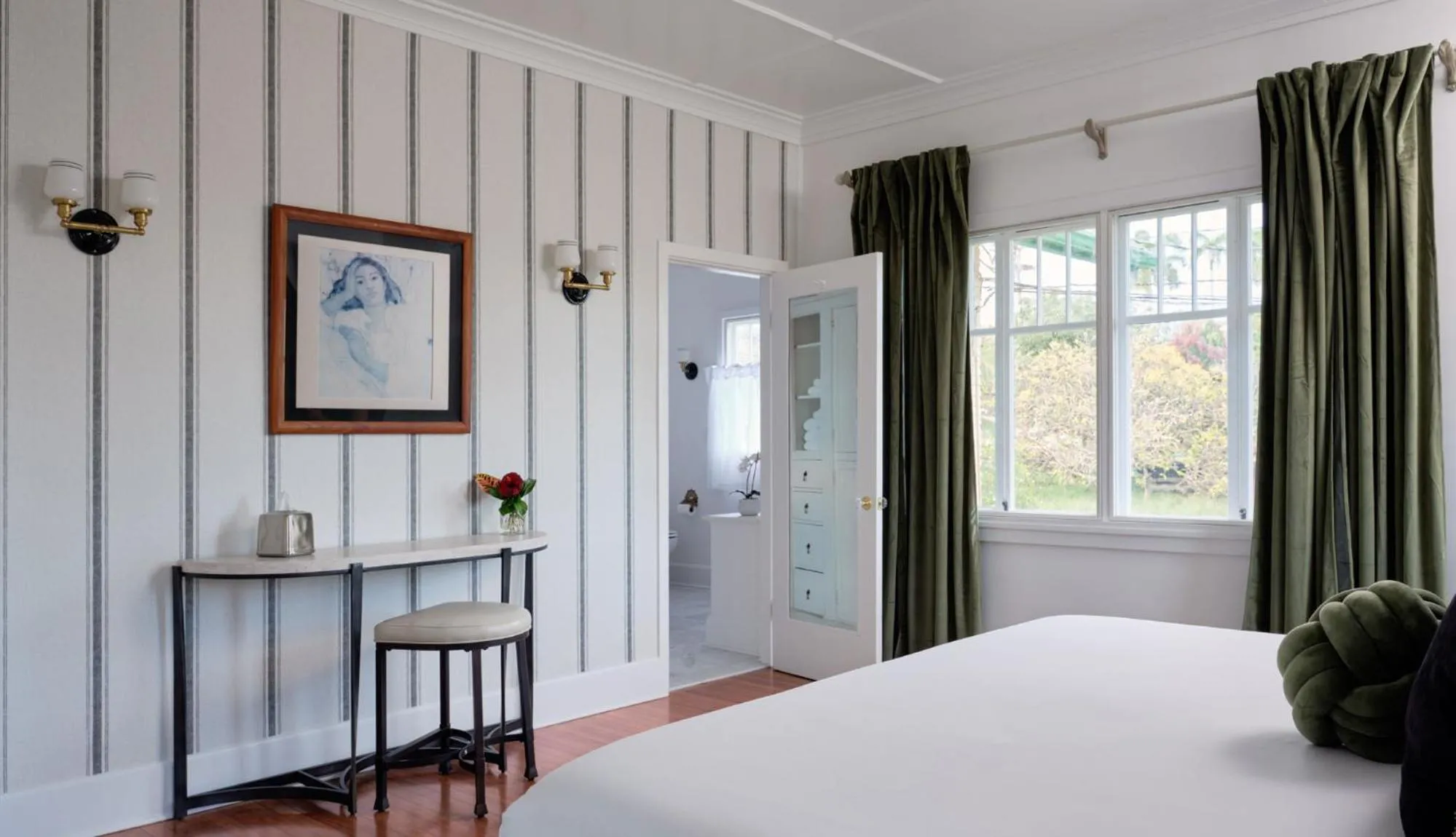 Bed in The Historic Wailuku Inn Maui