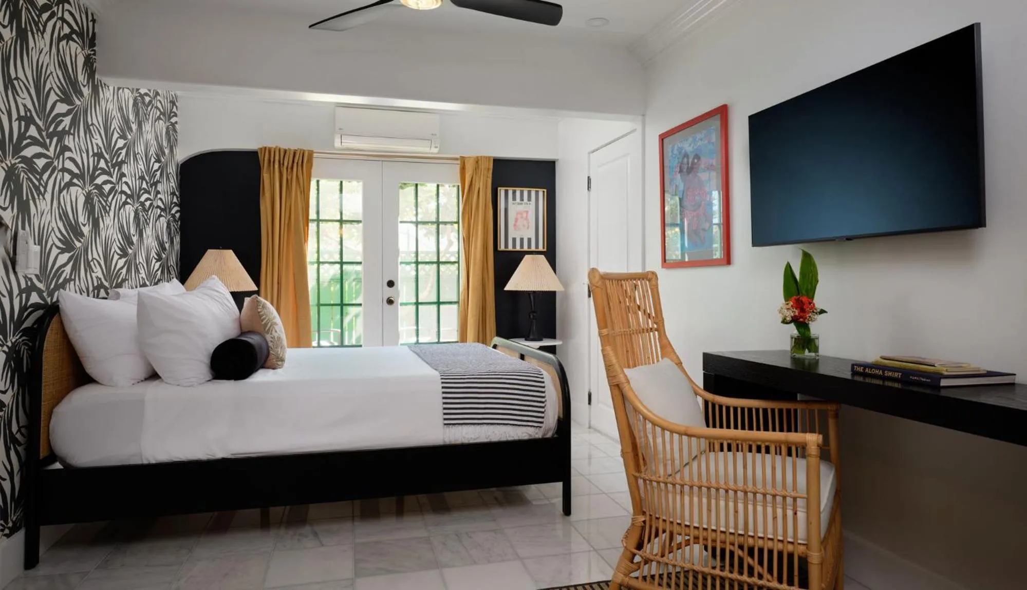 Bed in The Historic Wailuku Inn Maui