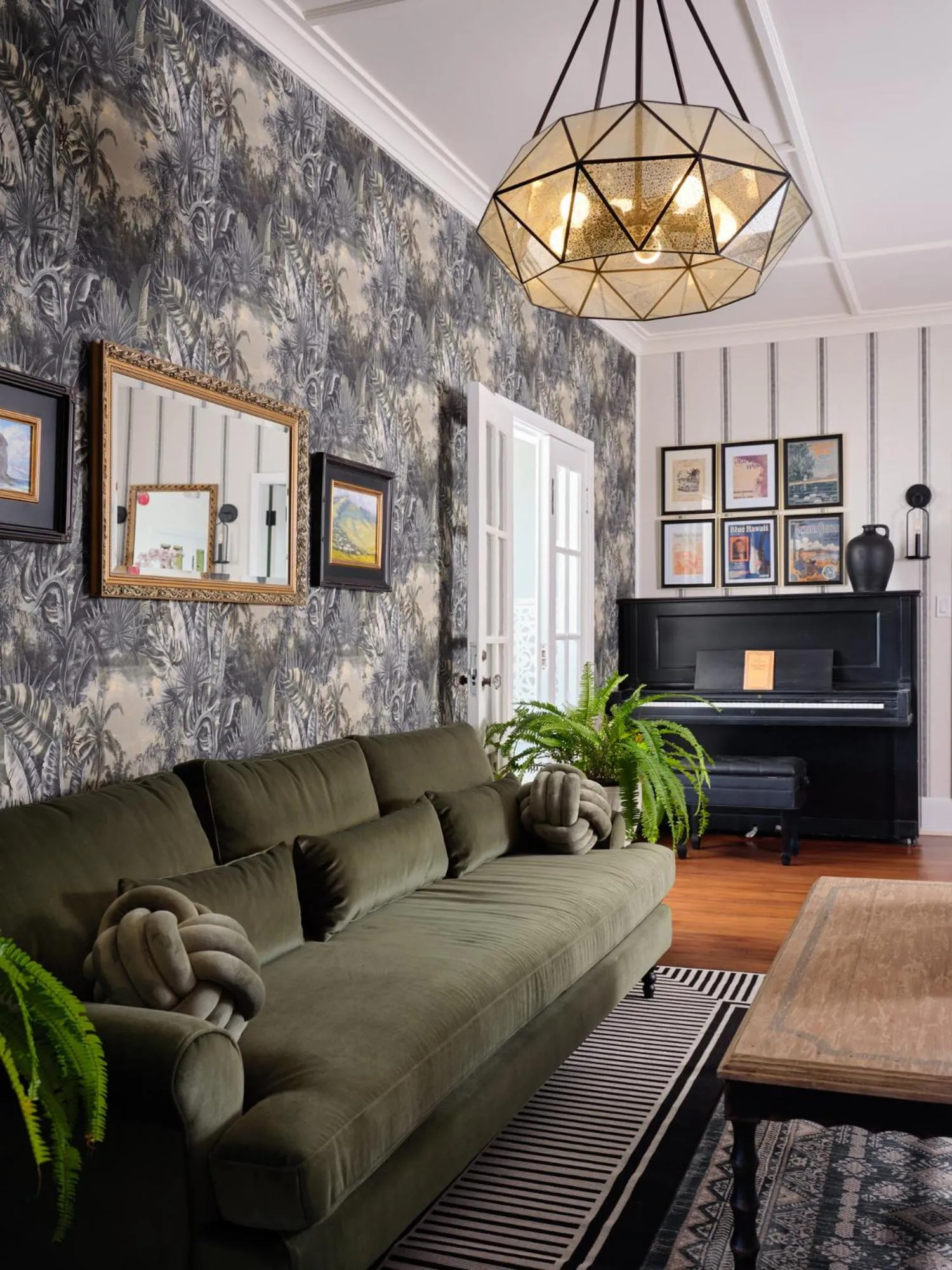 Communal lounge/ TV room in The Historic Wailuku Inn Maui