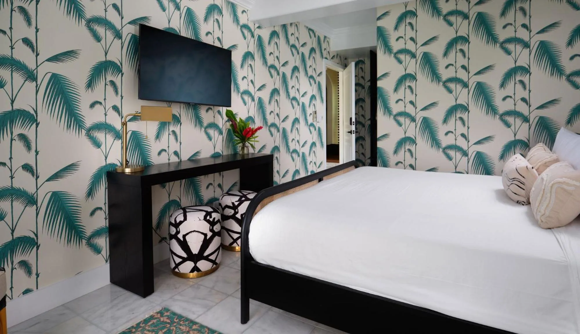 Bed in The Historic Wailuku Inn Maui