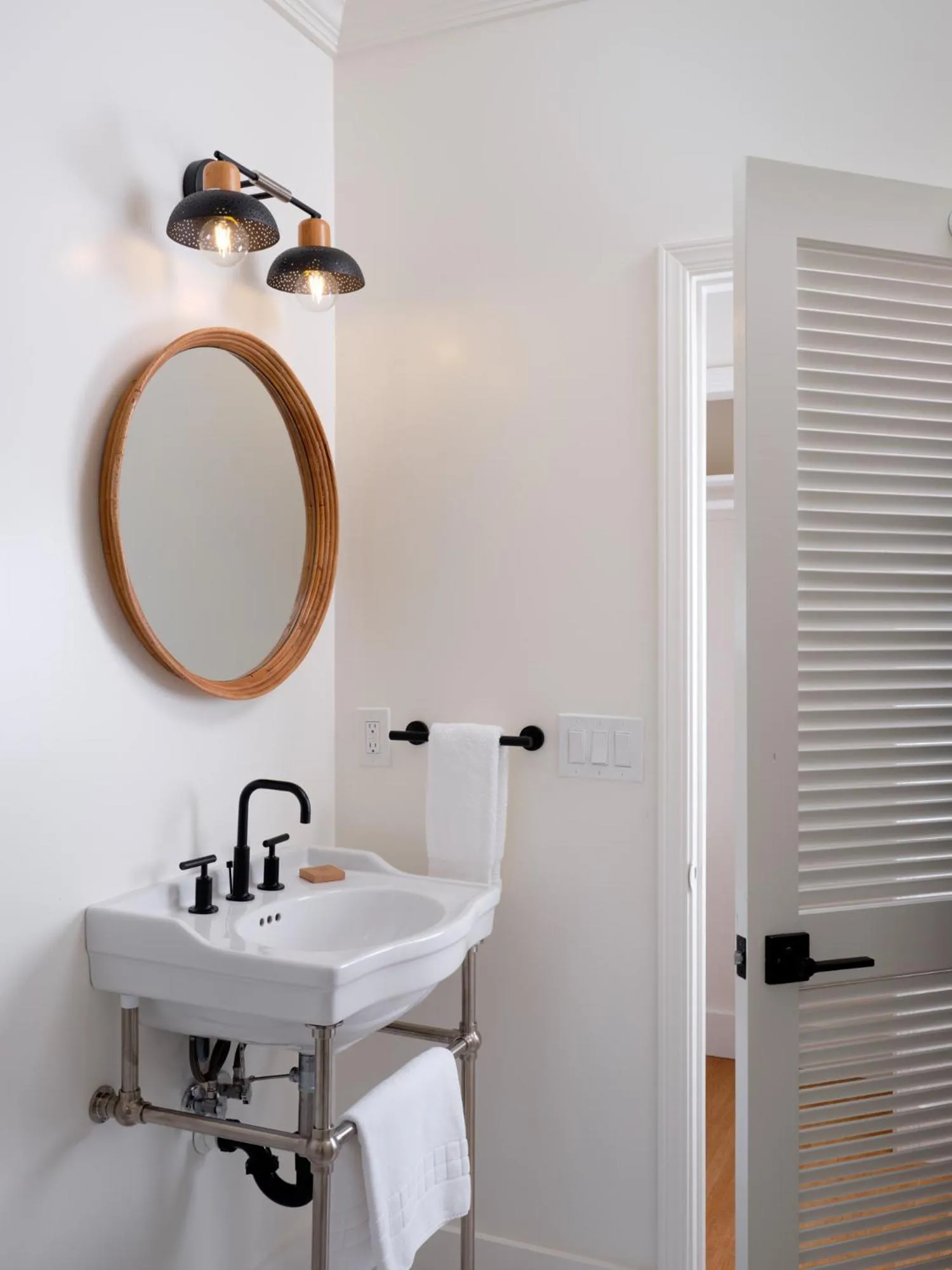 Bathroom in The Historic Wailuku Inn Maui