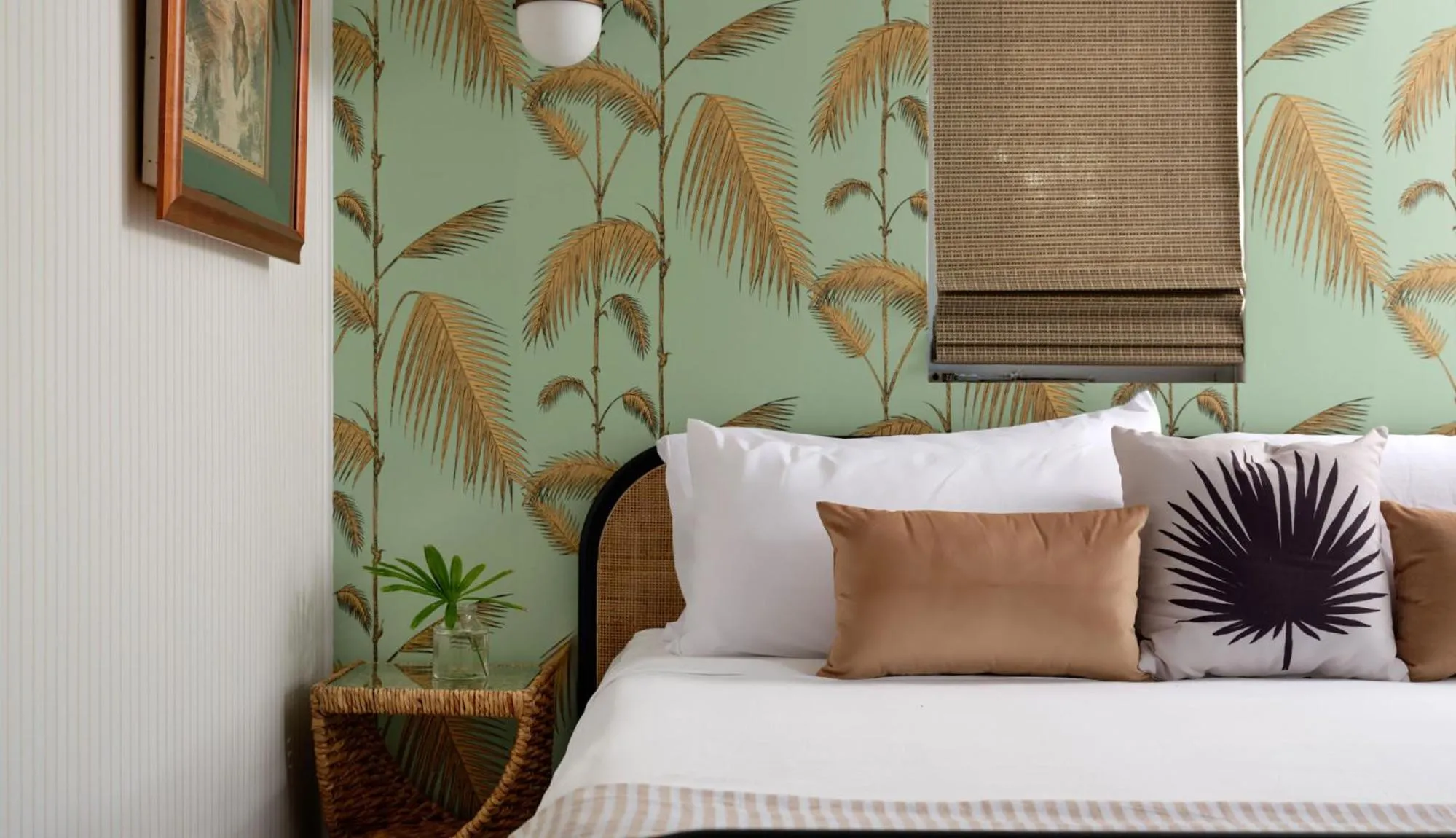Bed in The Historic Wailuku Inn Maui
