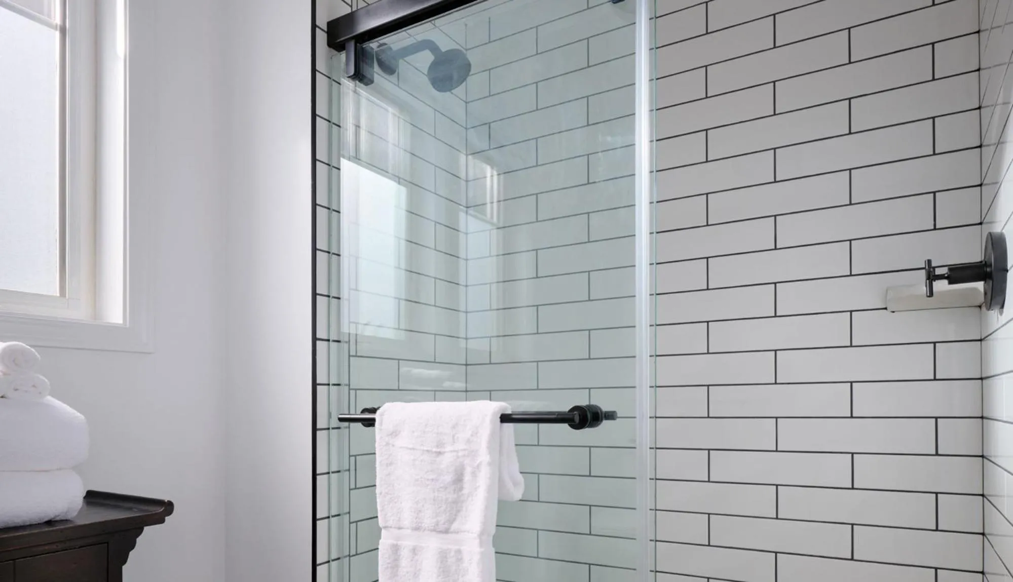 Shower in The Historic Wailuku Inn Maui