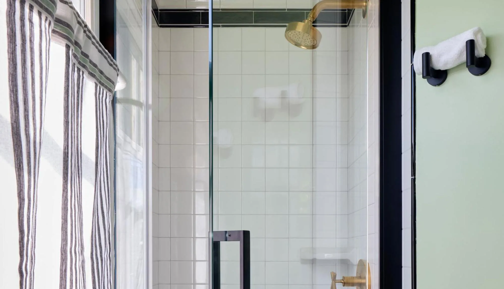Shower in The Historic Wailuku Inn Maui