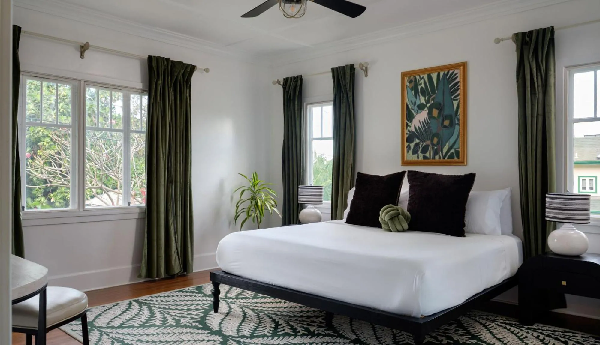 Bed in The Historic Wailuku Inn Maui