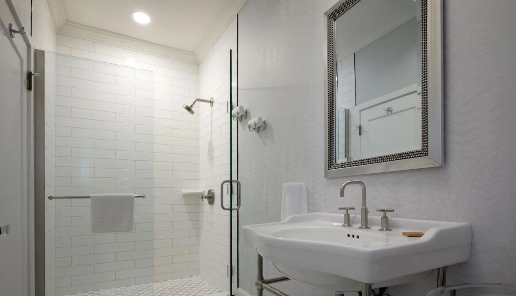 Shower in The Historic Wailuku Inn Maui