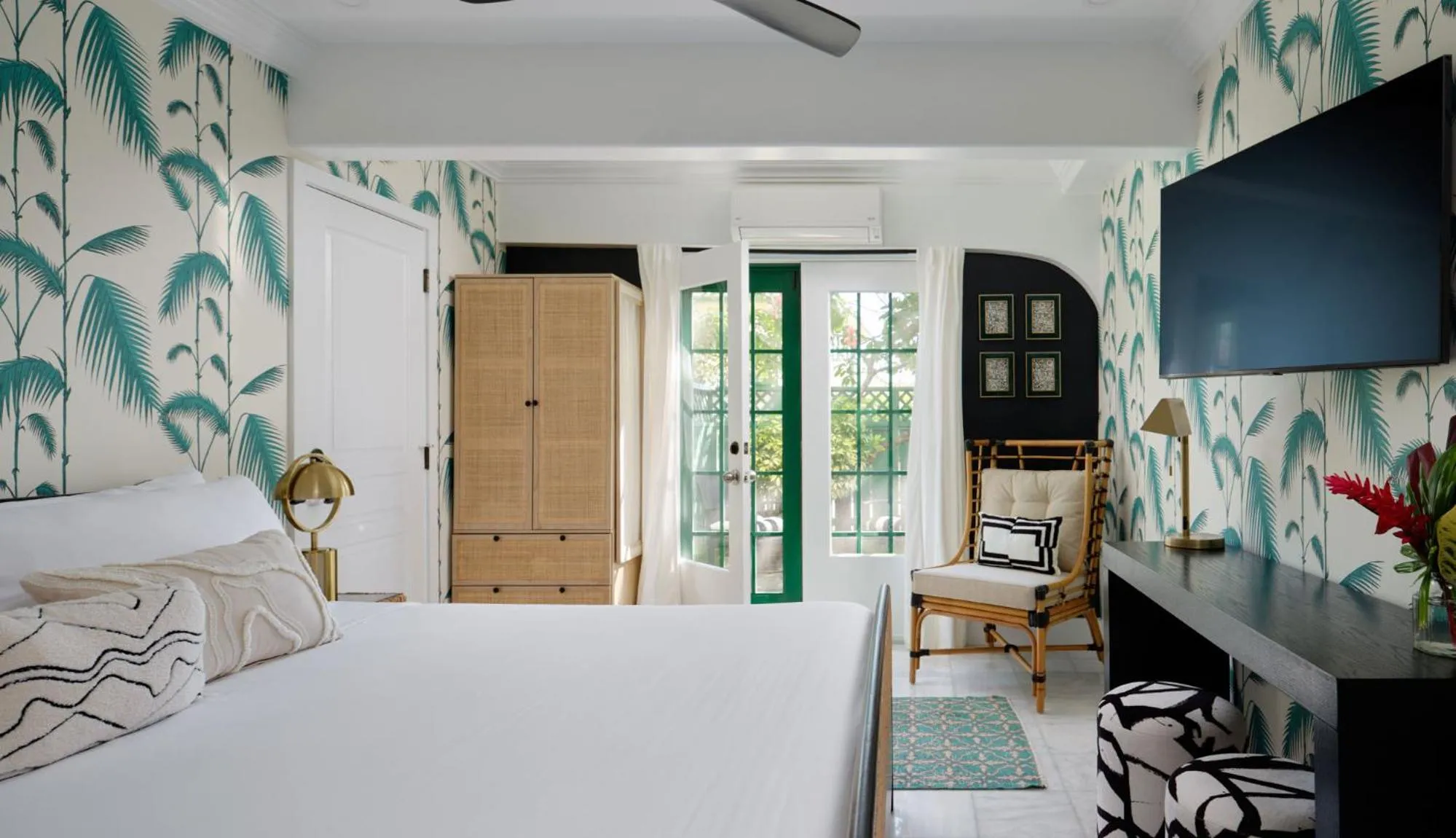 Bed in The Historic Wailuku Inn Maui