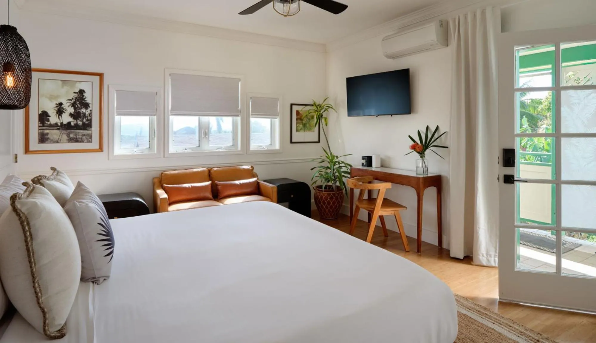 Bed in The Historic Wailuku Inn Maui