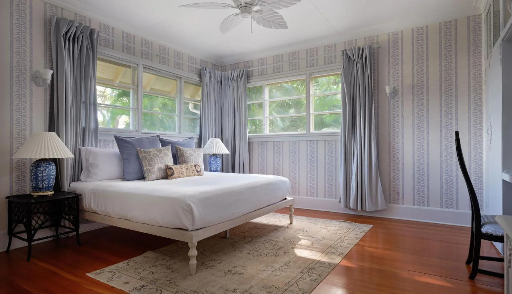 Bed in The Historic Wailuku Inn Maui