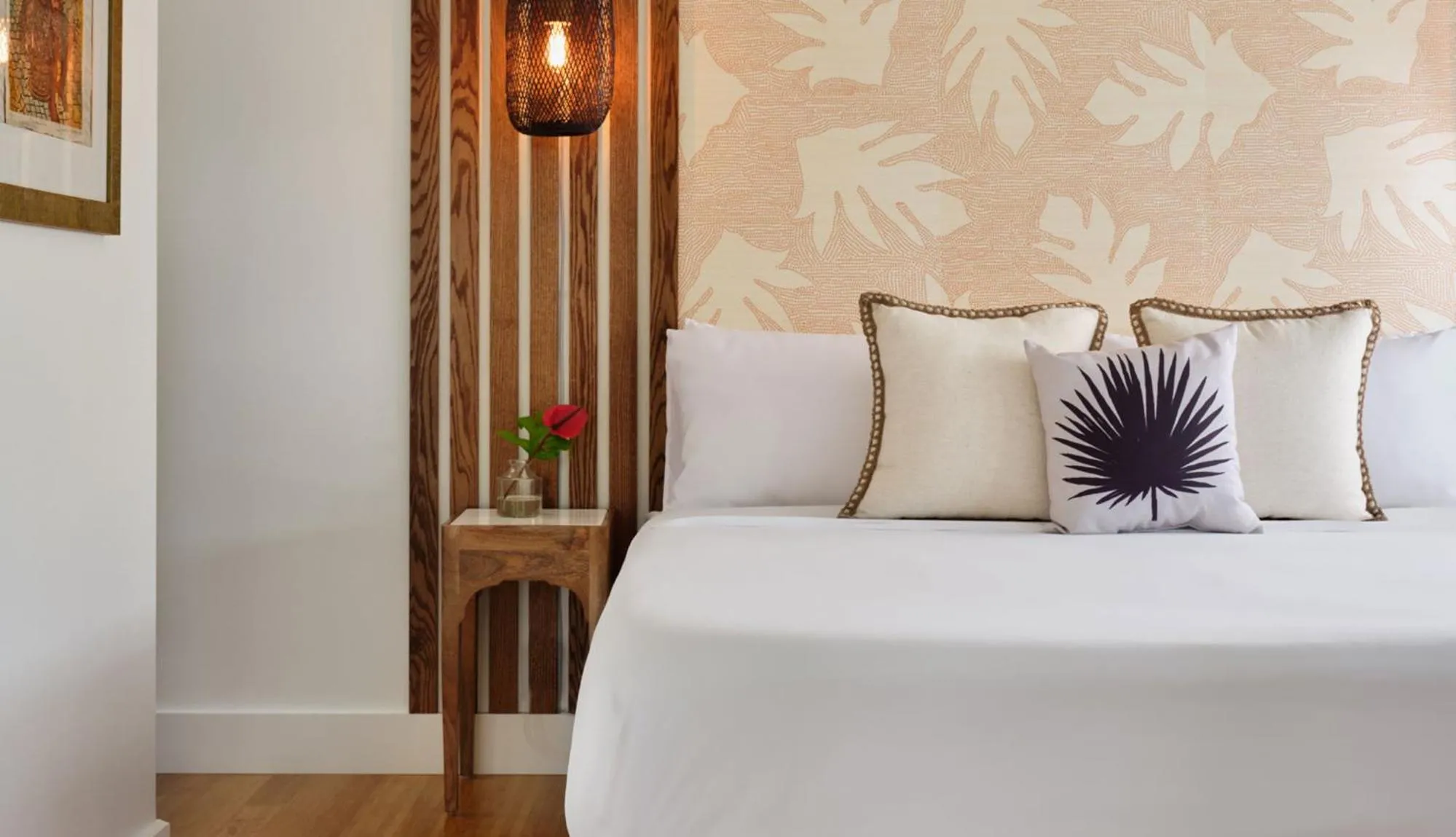 Bed in The Historic Wailuku Inn Maui