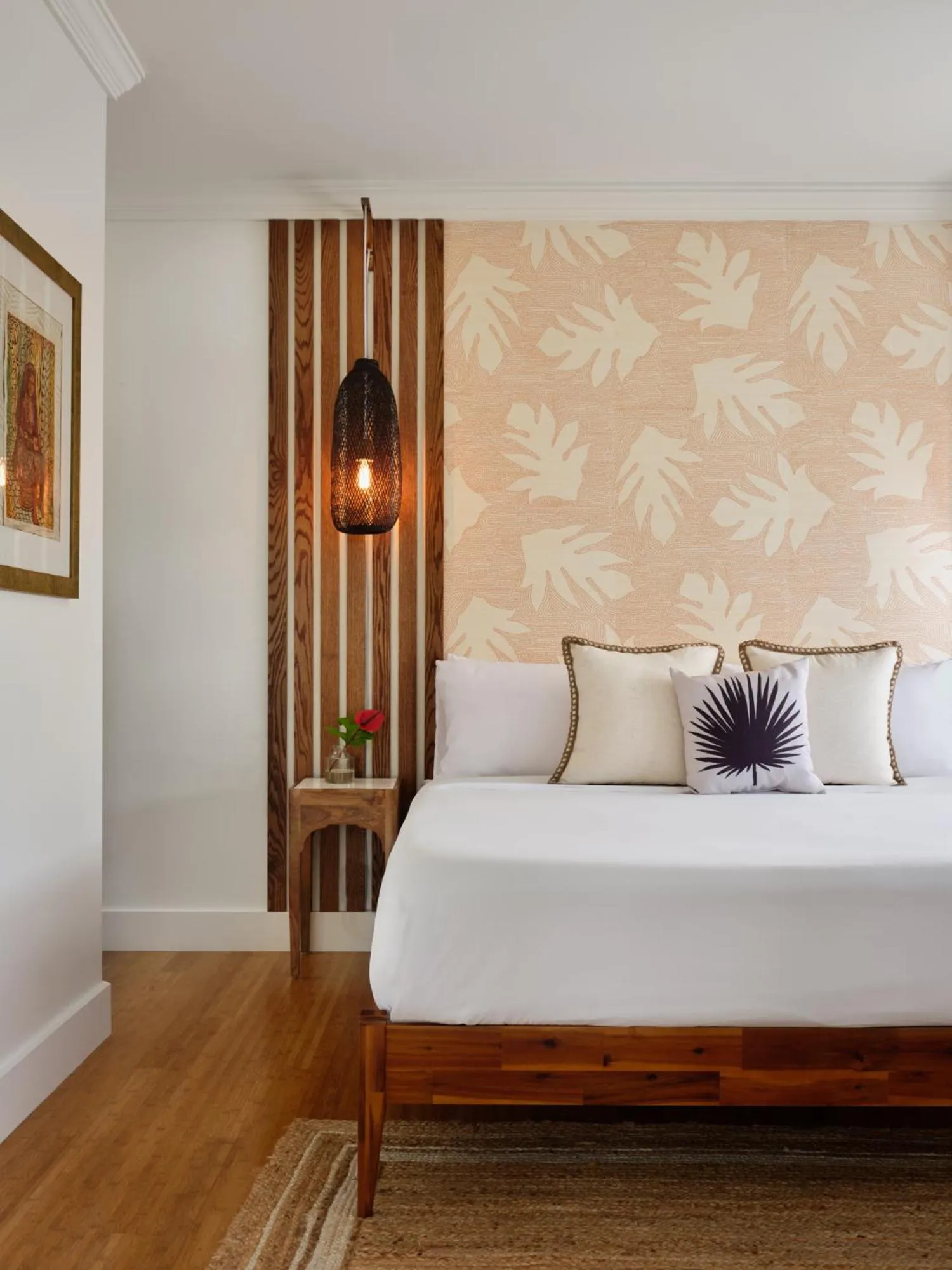 Bed in The Historic Wailuku Inn Maui