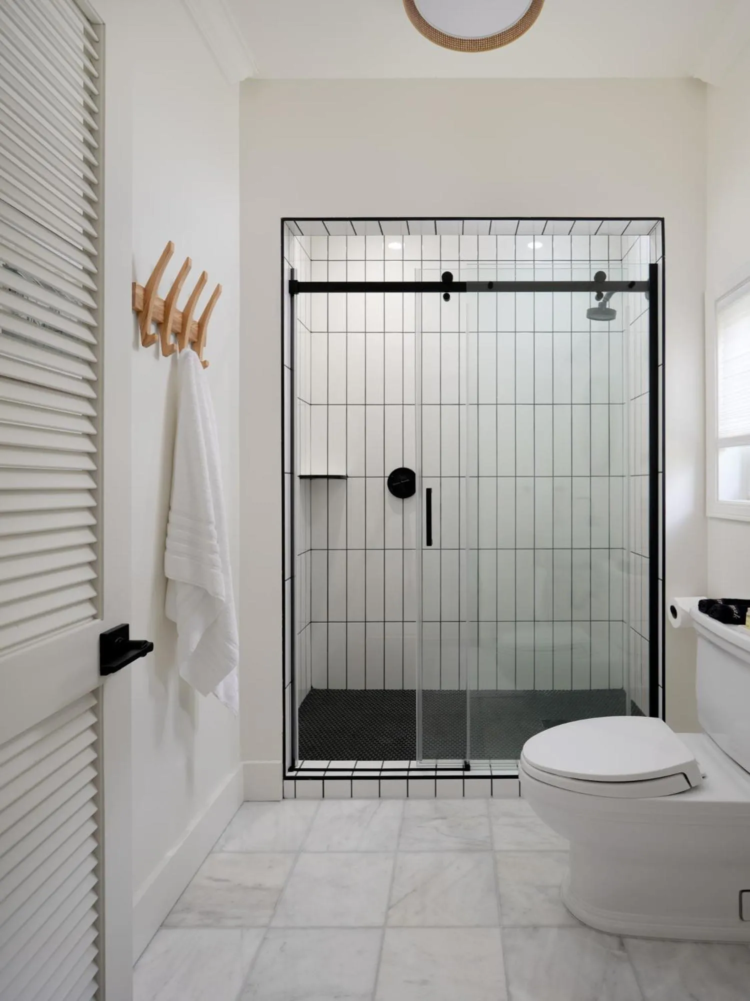 Shower in The Historic Wailuku Inn Maui