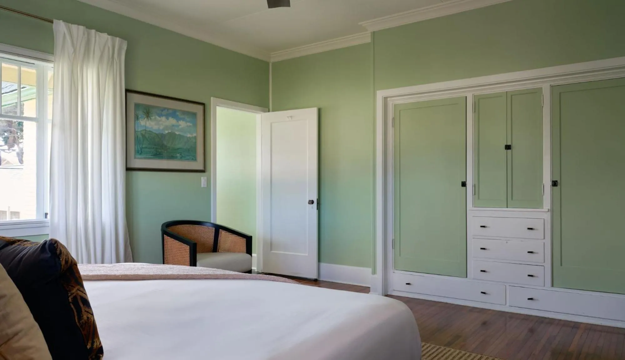Bed in The Historic Wailuku Inn Maui