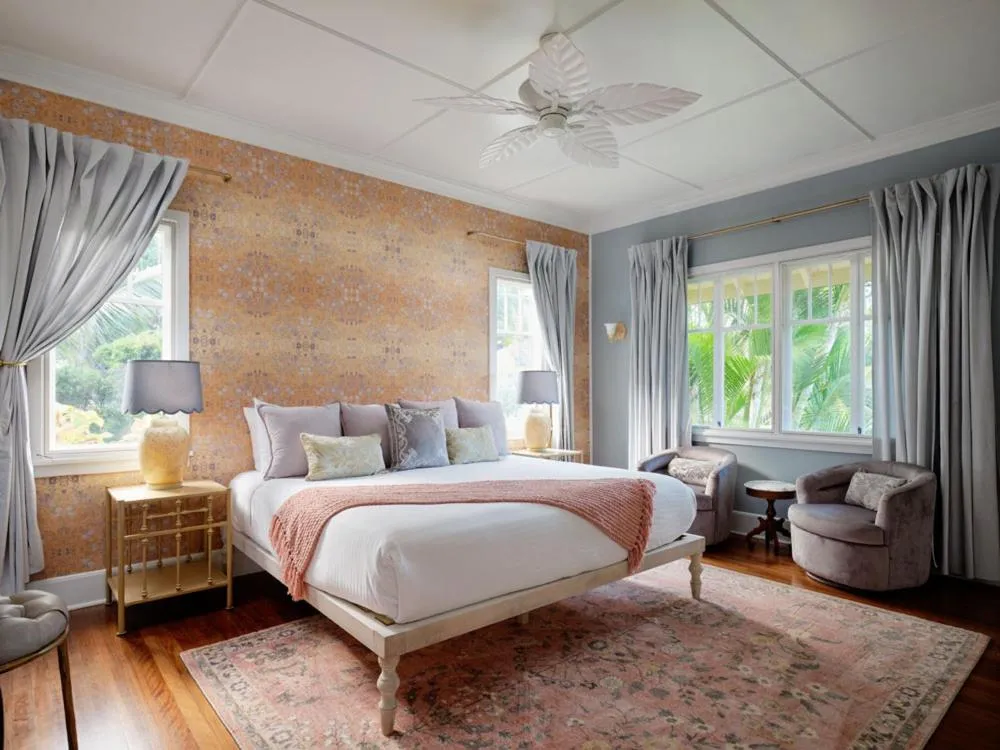 Bed in The Historic Wailuku Inn Maui