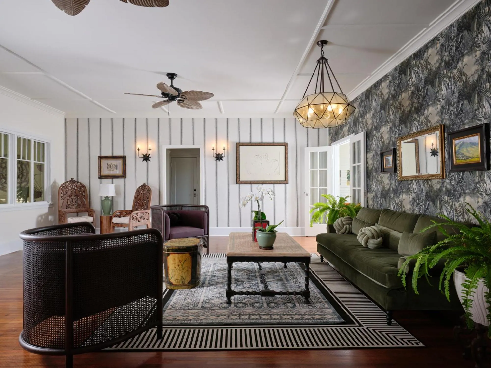 Communal lounge/ TV room in The Historic Wailuku Inn Maui