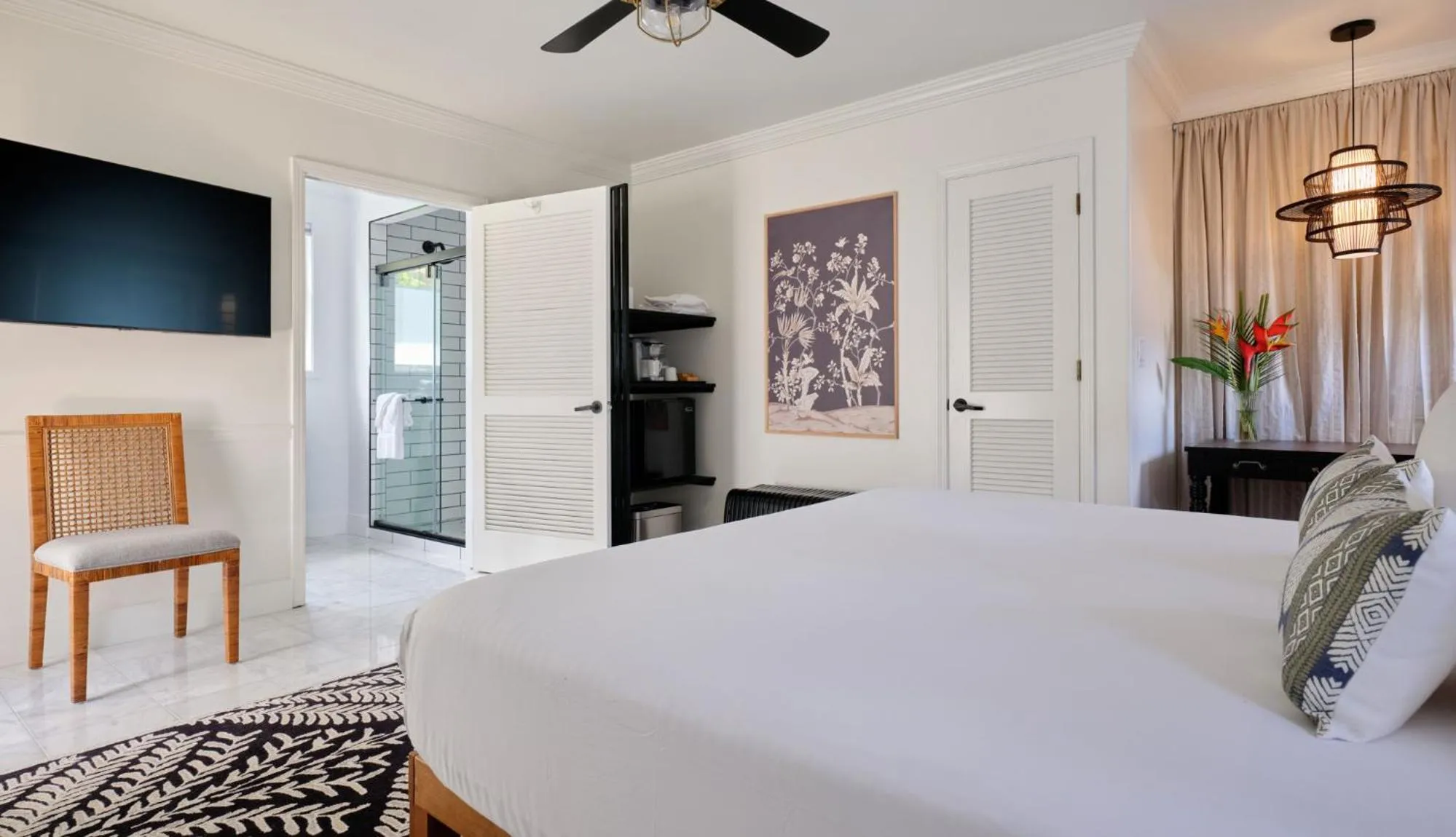 Shower, Bed in The Historic Wailuku Inn Maui