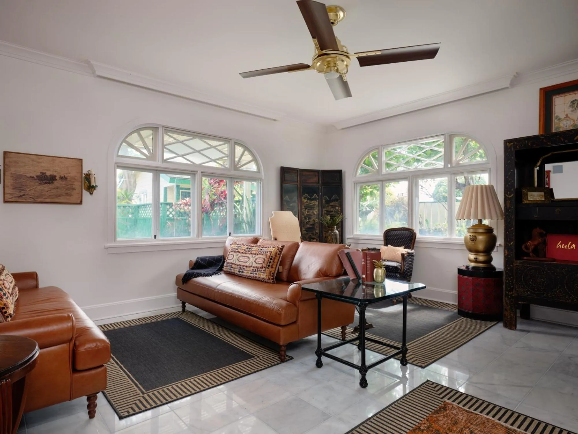 Communal lounge/ TV room in The Historic Wailuku Inn Maui