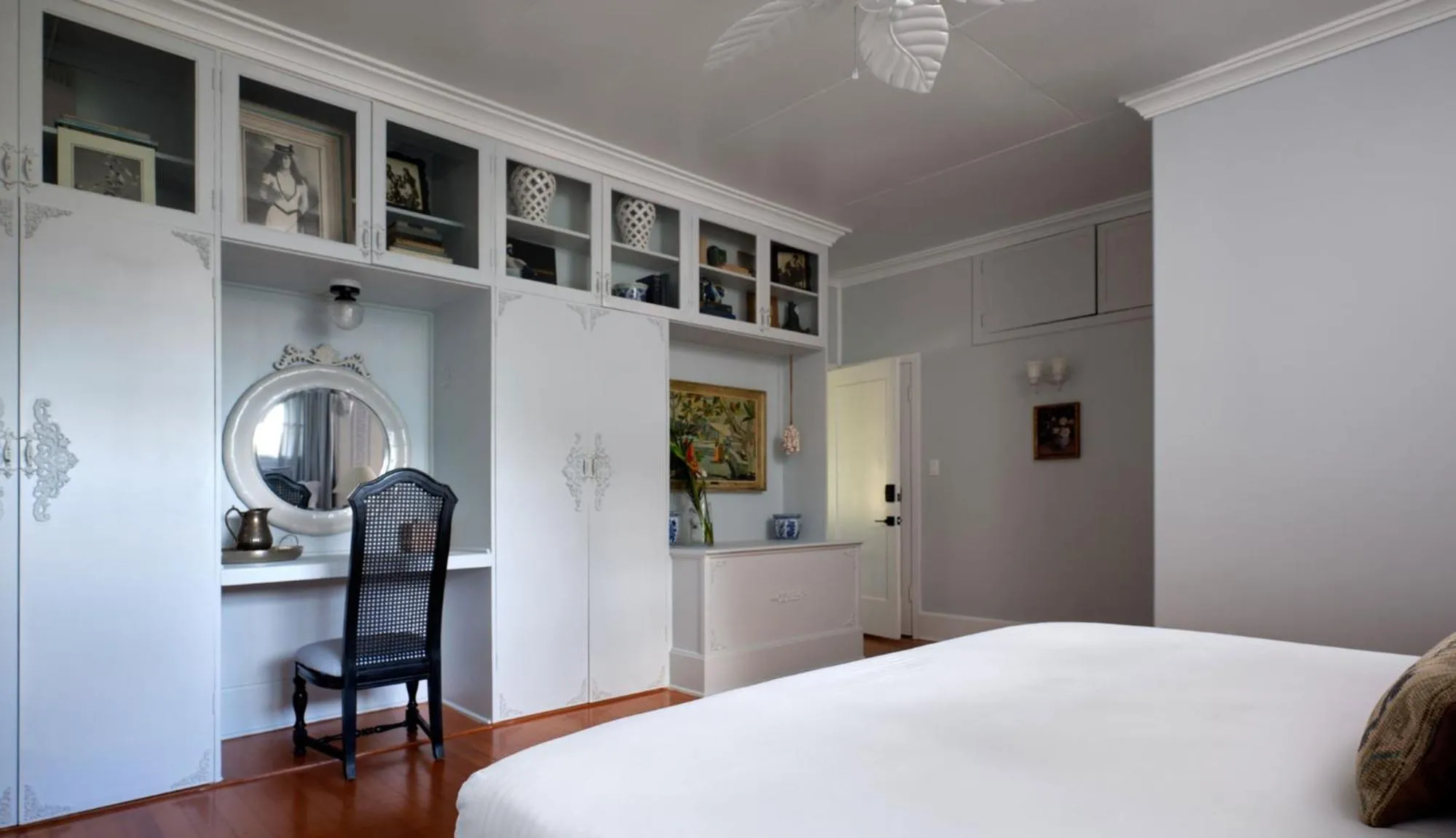 Bed in The Historic Wailuku Inn Maui