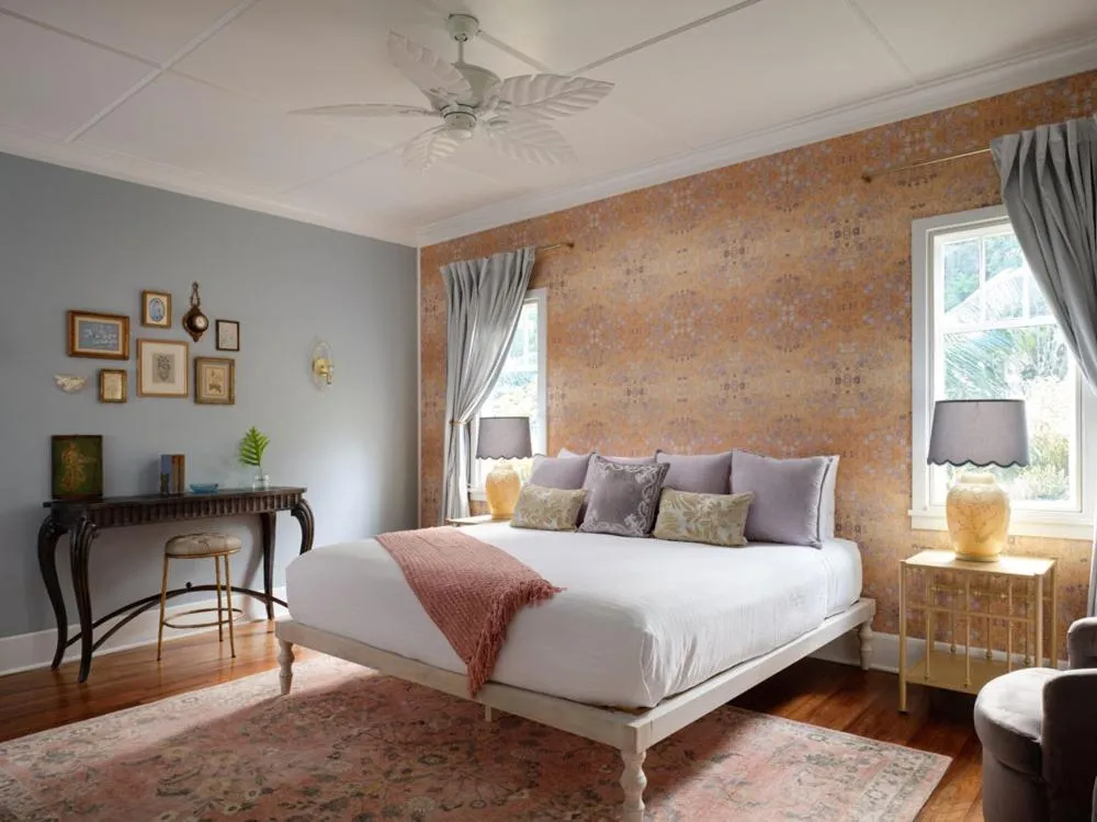Bed in The Historic Wailuku Inn Maui