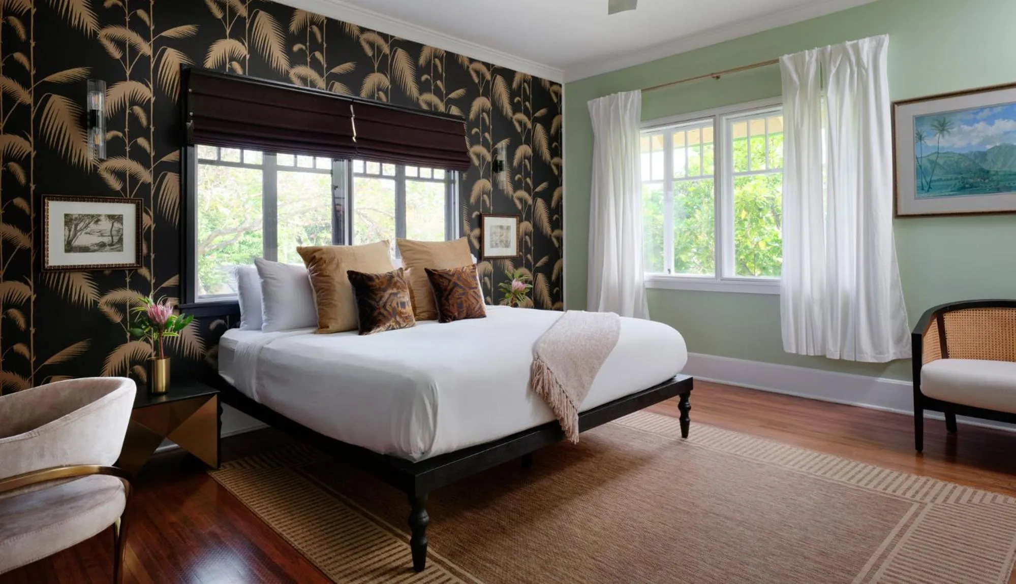Bed in The Historic Wailuku Inn Maui
