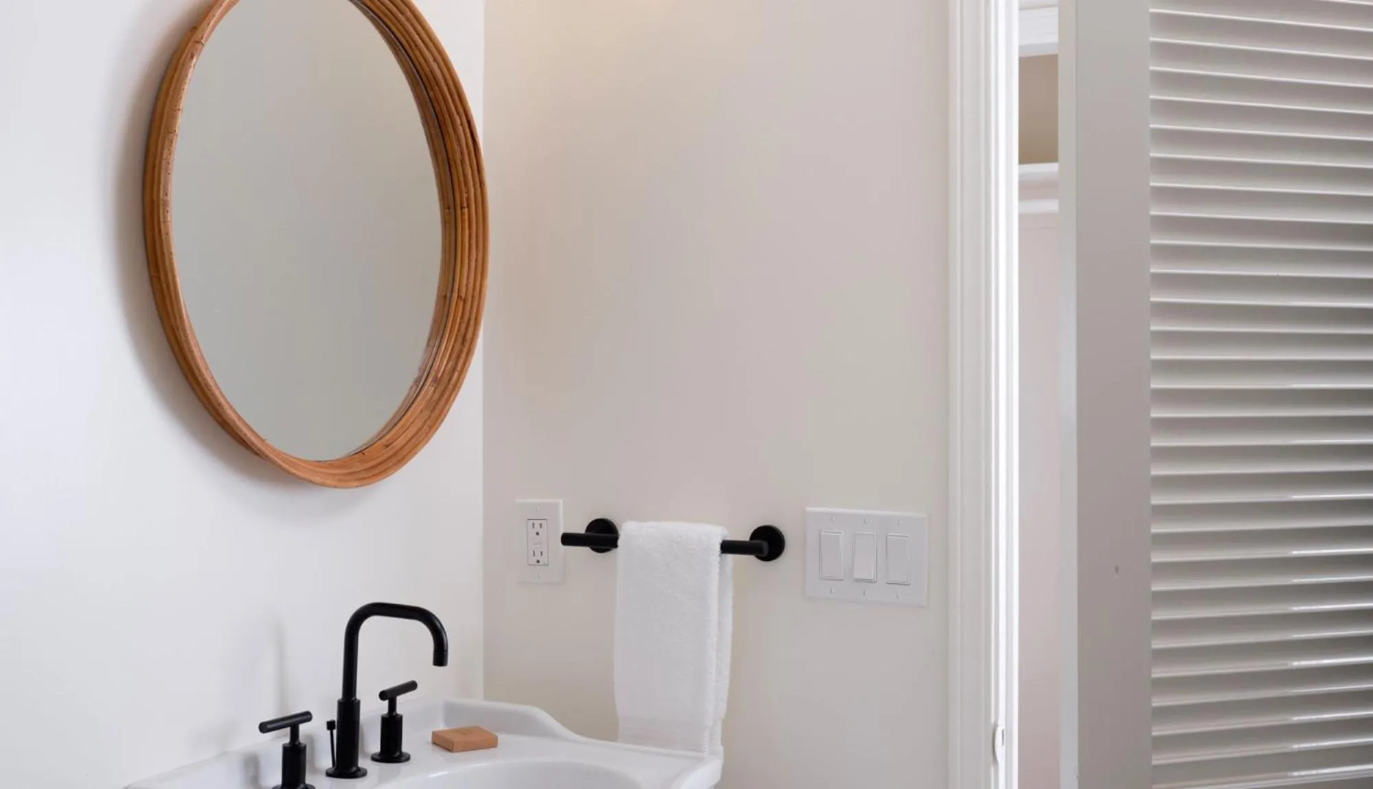 Bathroom in The Historic Wailuku Inn Maui