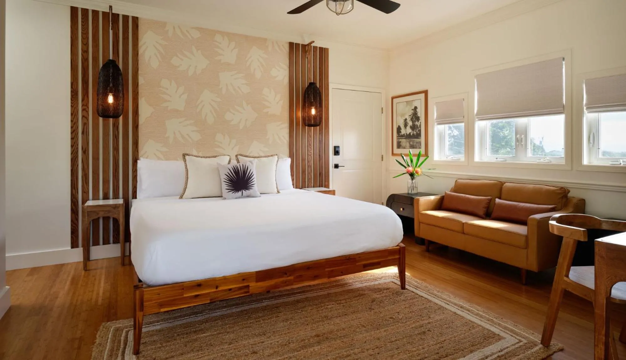 Bed in The Historic Wailuku Inn Maui