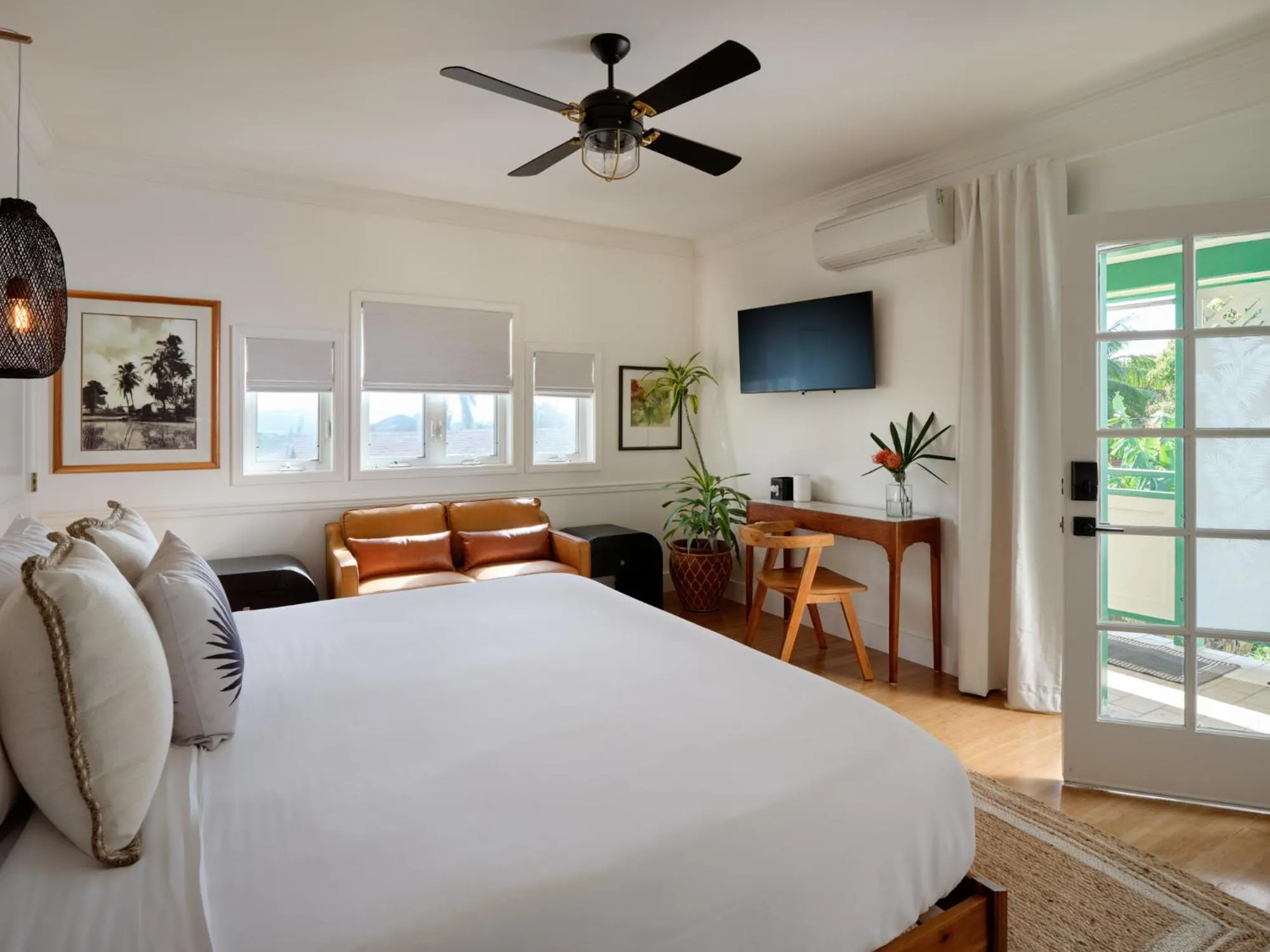 Bed in The Historic Wailuku Inn Maui