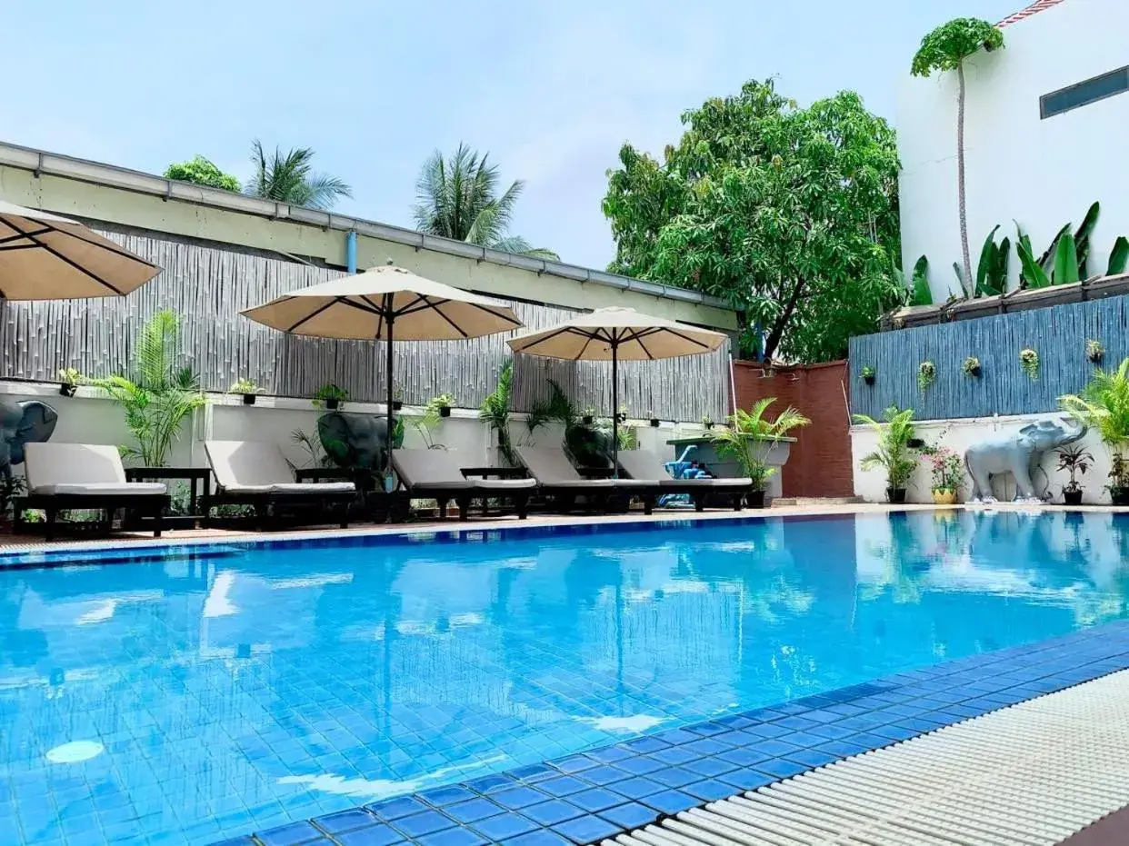 Swimming Pool in Golden Orchid Angkor
