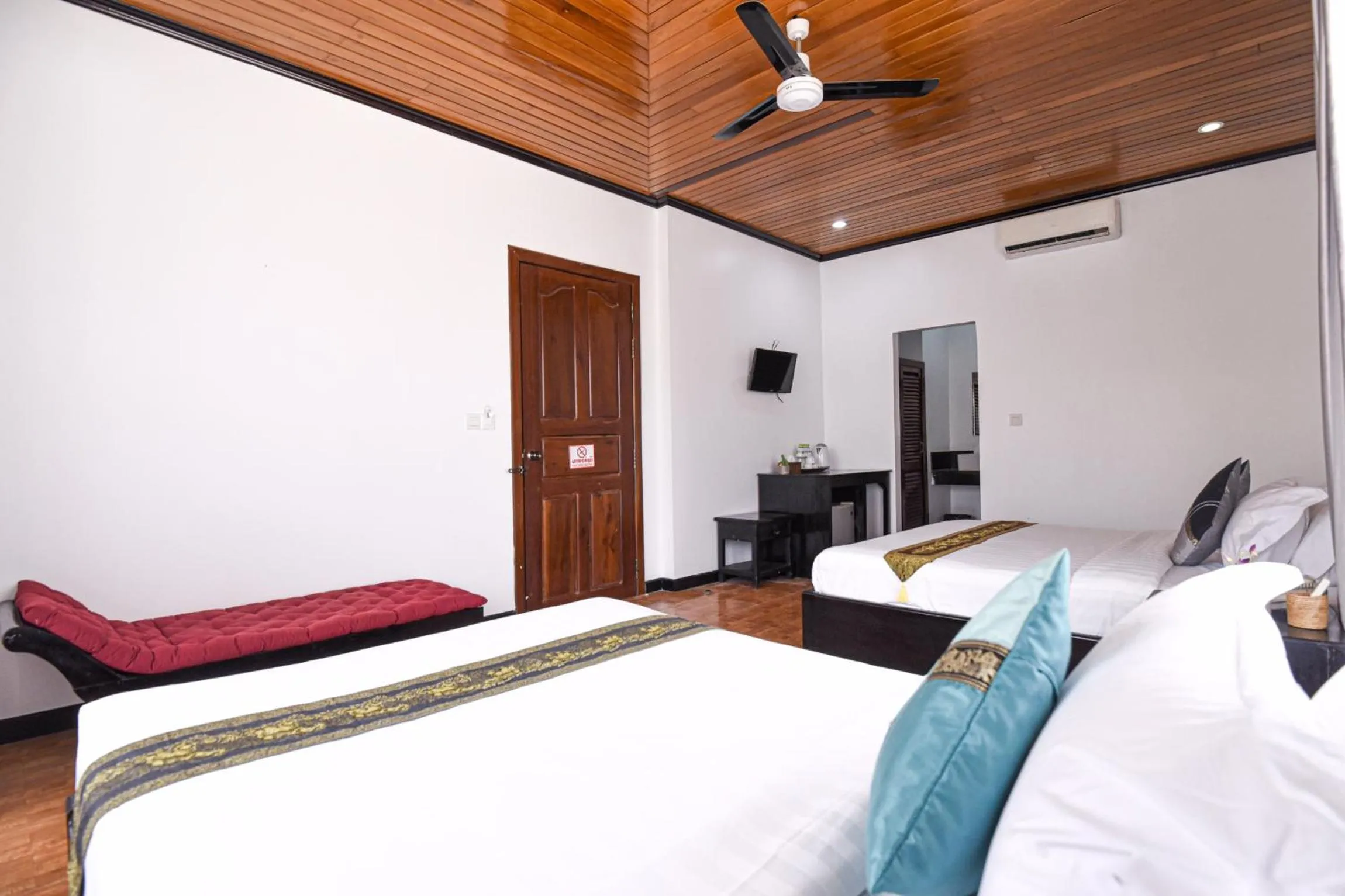 Photo of the whole room, Bed in Golden Orchid Angkor