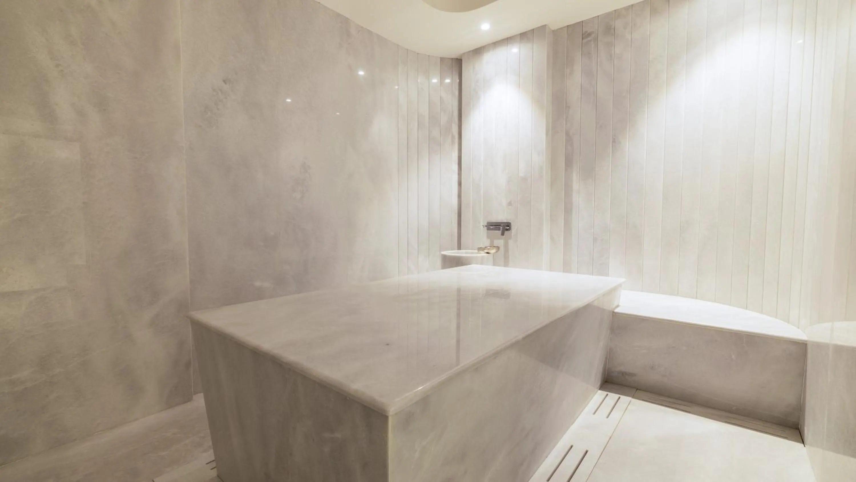 Spa and wellness centre/facilities in Four Hills Hotel