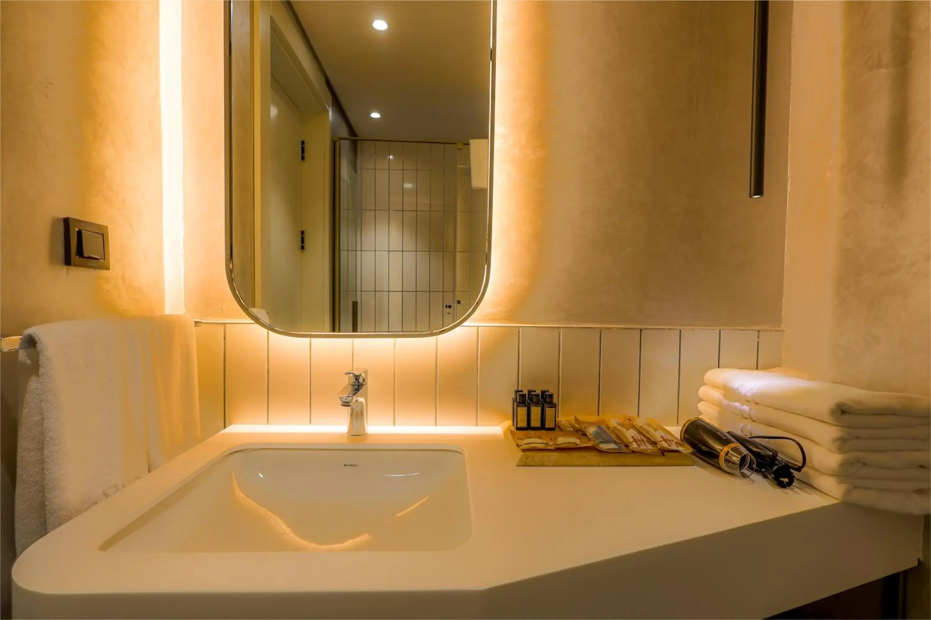 Deluxe Double Room in Four Hills Hotel Deluxe Double Room in Four Hills Hotel