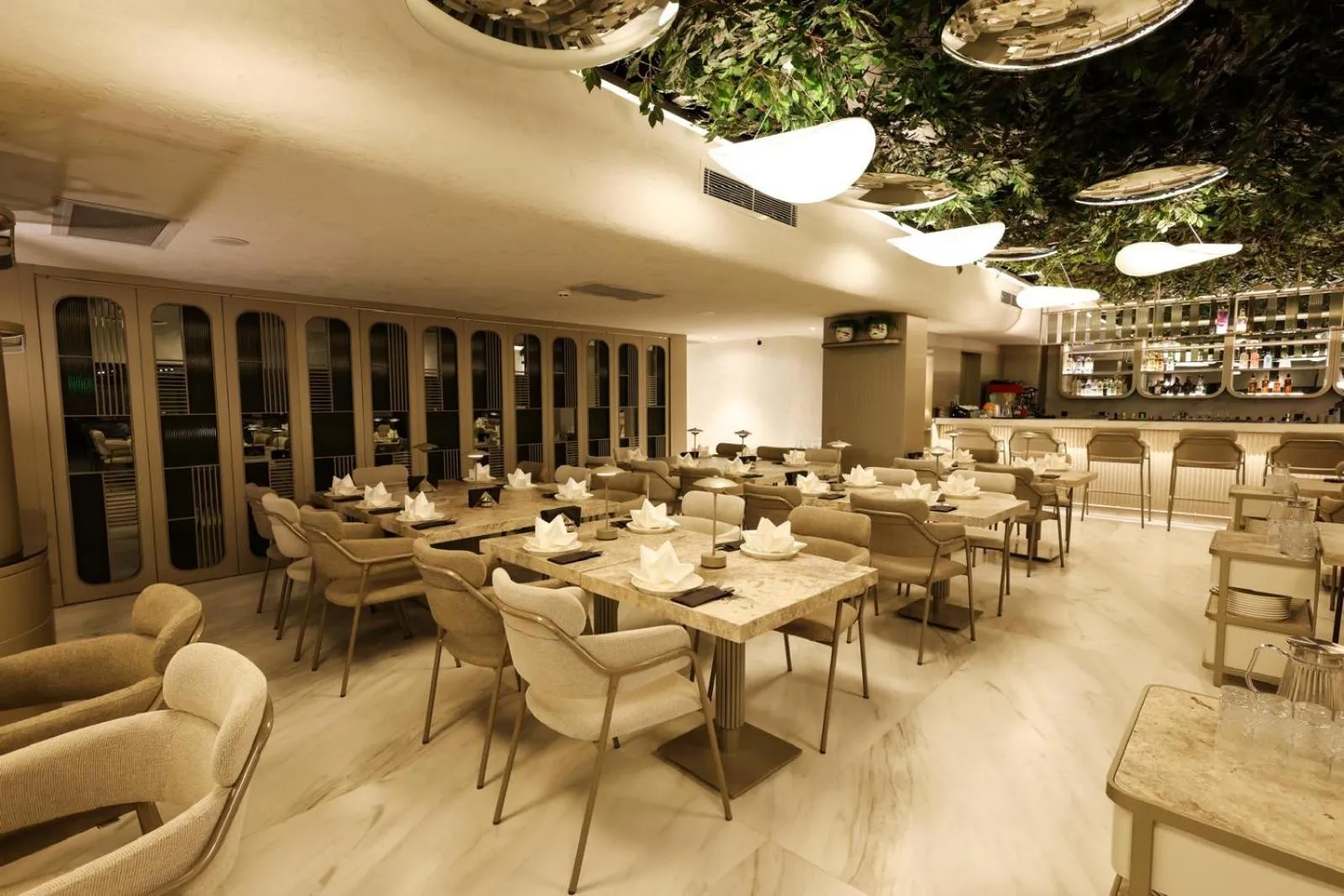 Restaurant/places to eat in Four Hills Hotel