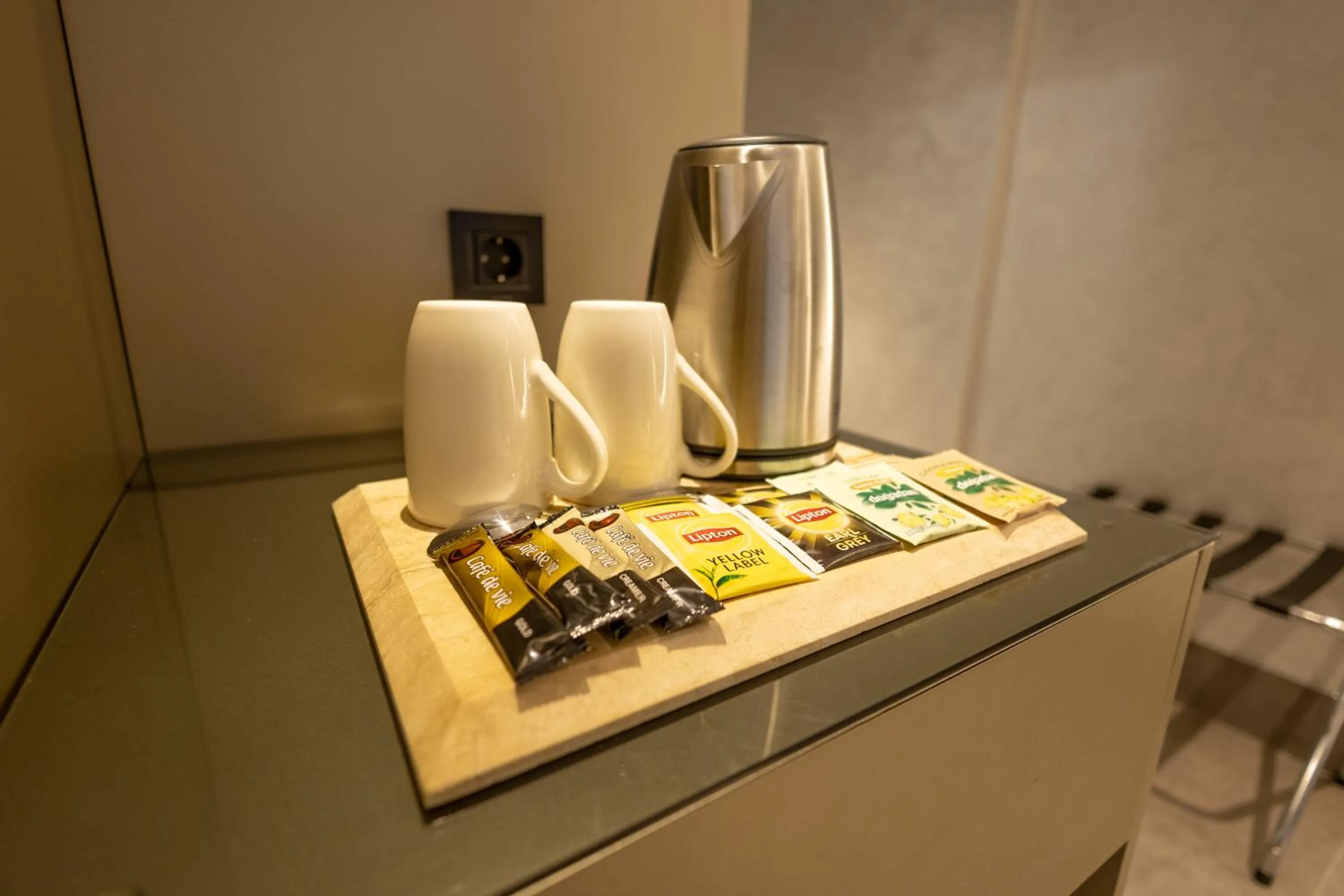 Coffee/tea facilities in Four Hills Hotel