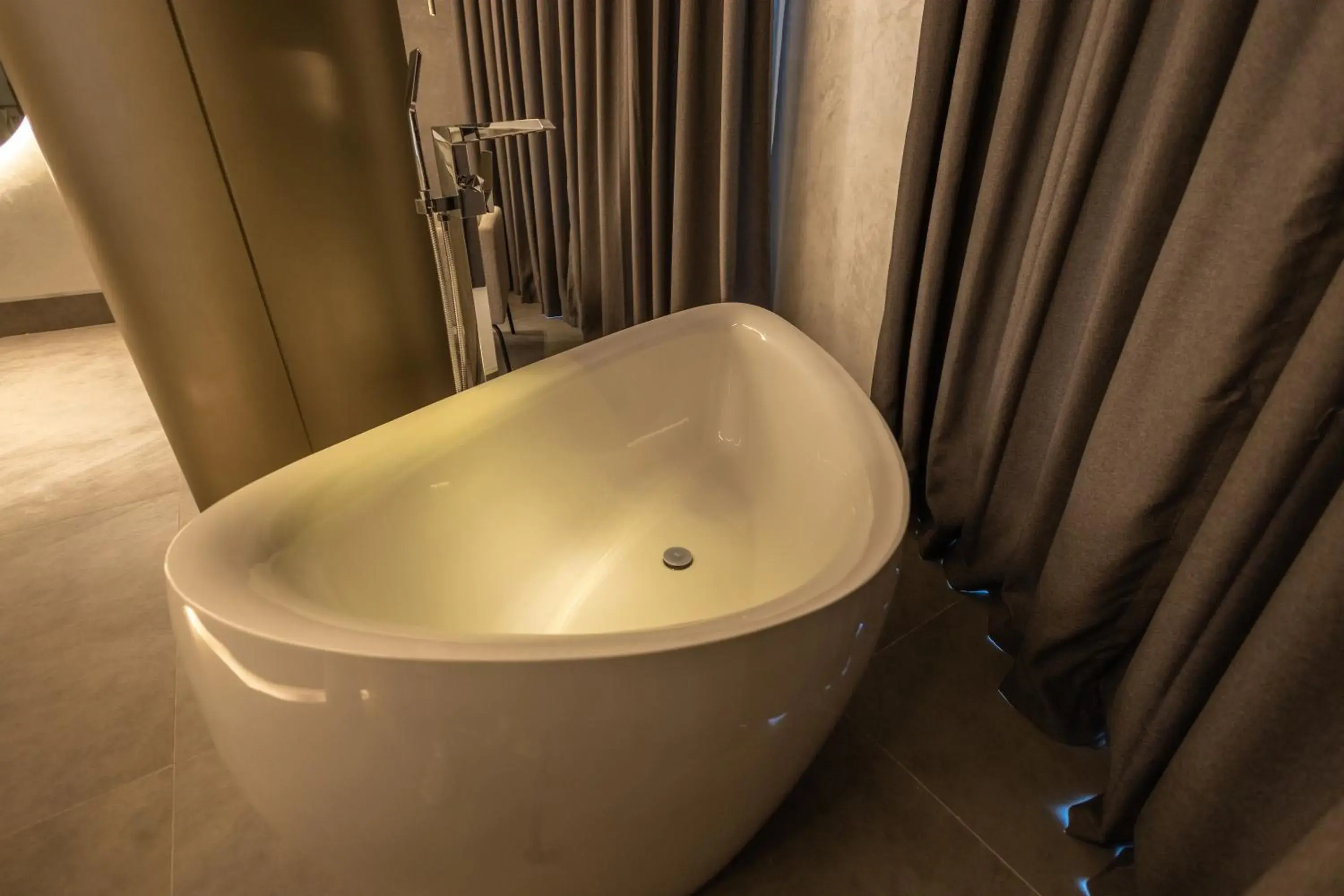 Suite with Spa Bath in Four Hills Hotel Suite with Spa Bath in Four Hills Hotel