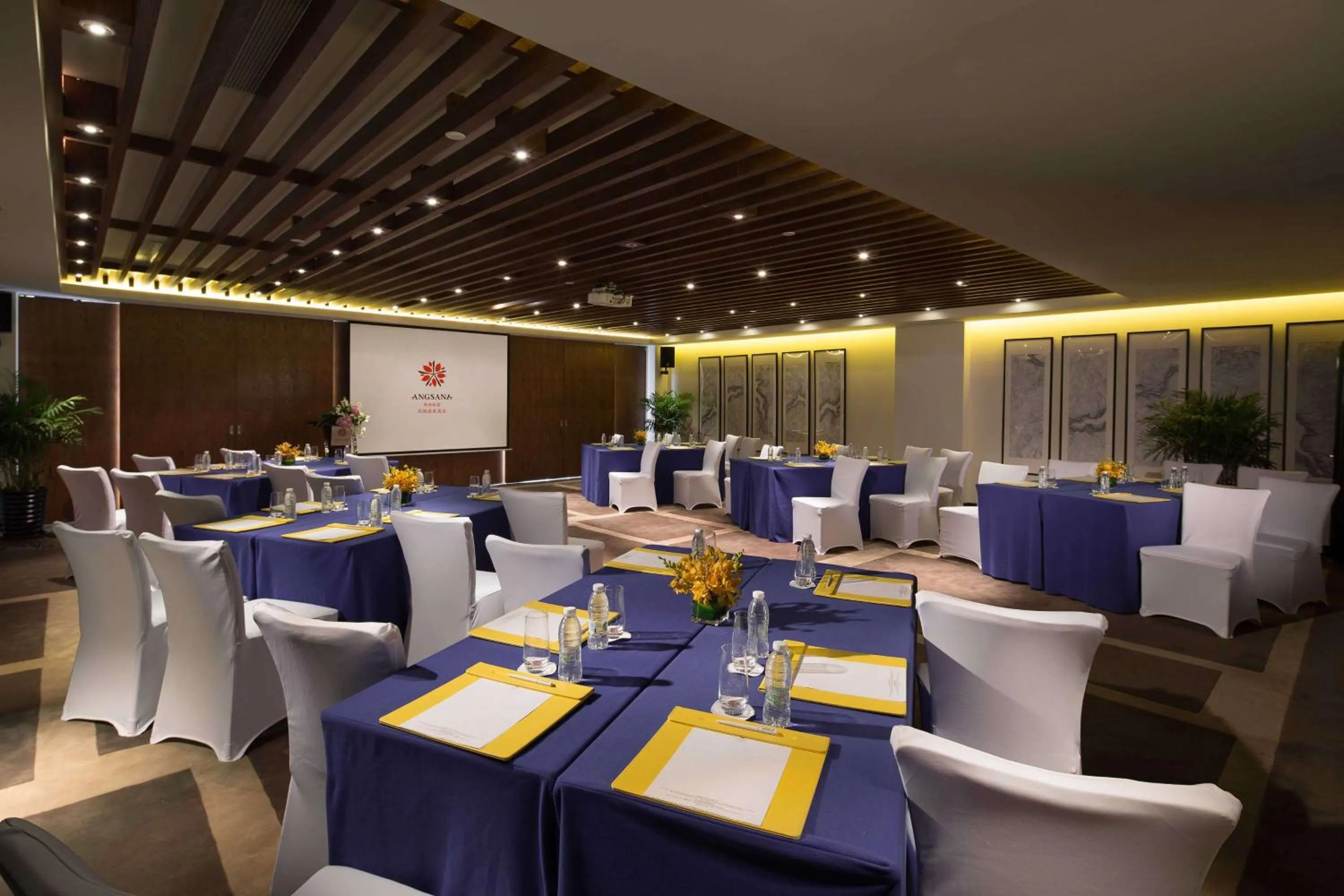 Meeting/conference room, Restaurant/Places to Eat in Angsana Xian Lintong Hotel