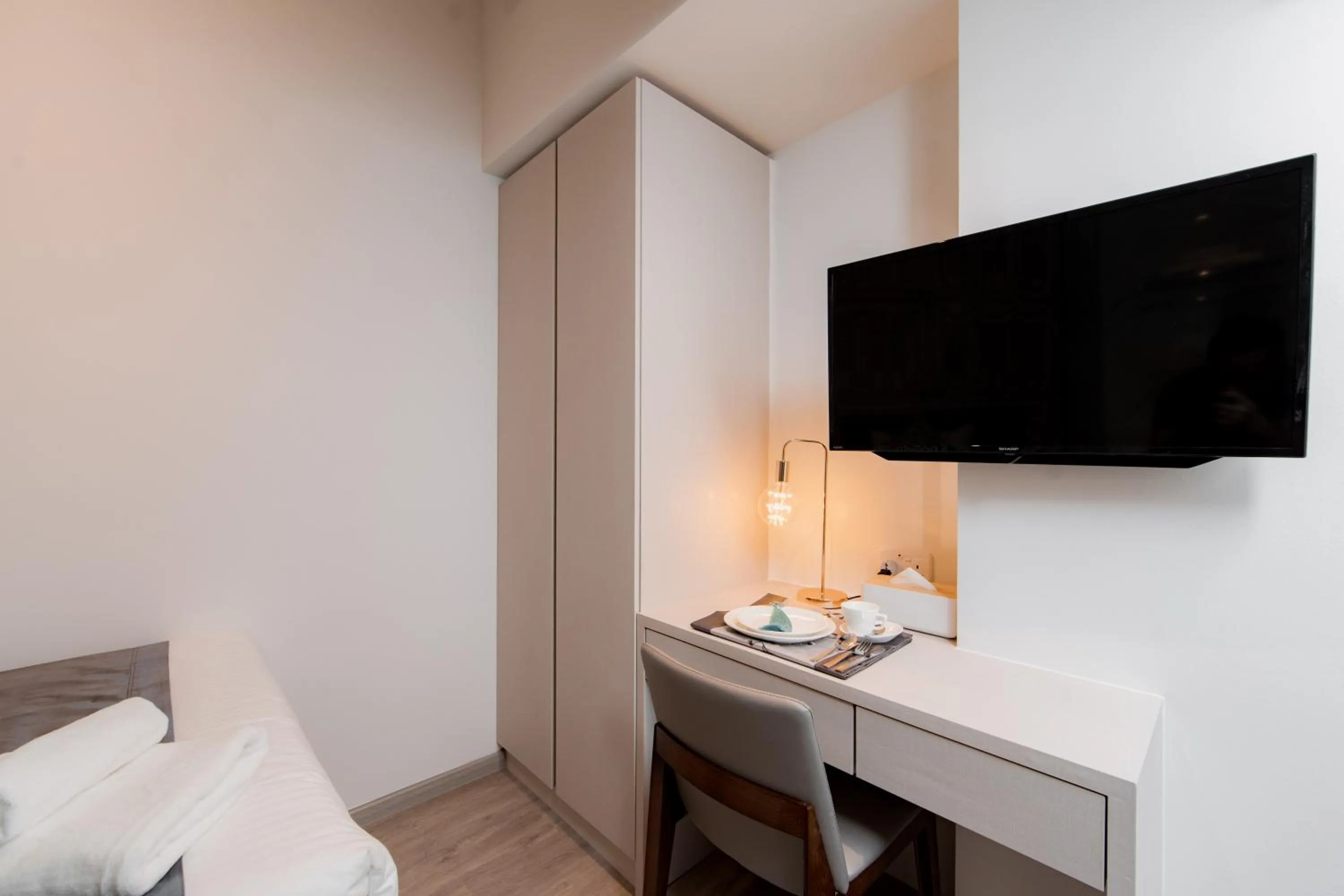 TV and multimedia, Bed in Heritage Collection on Chinatown - Mobile App Check-In