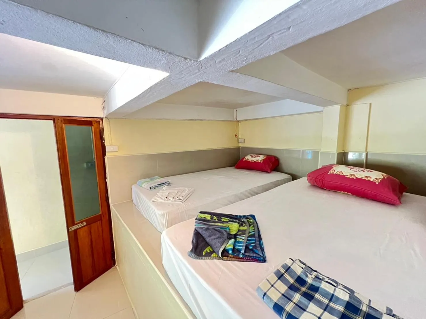 Bed in Hin Wong Apartments Dive & Snorkel Resort