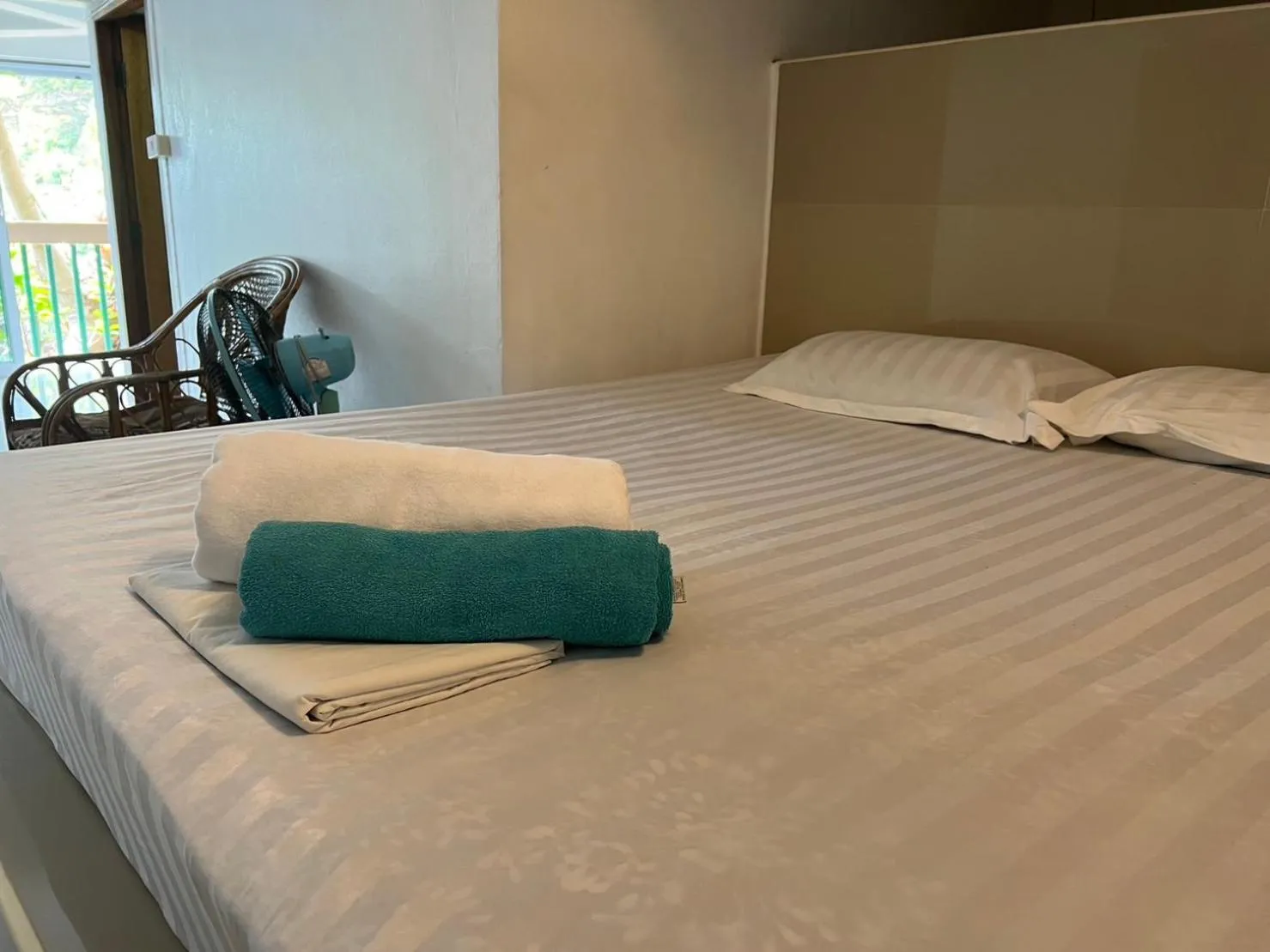 Bed in Hin Wong Apartments Dive & Snorkel Resort