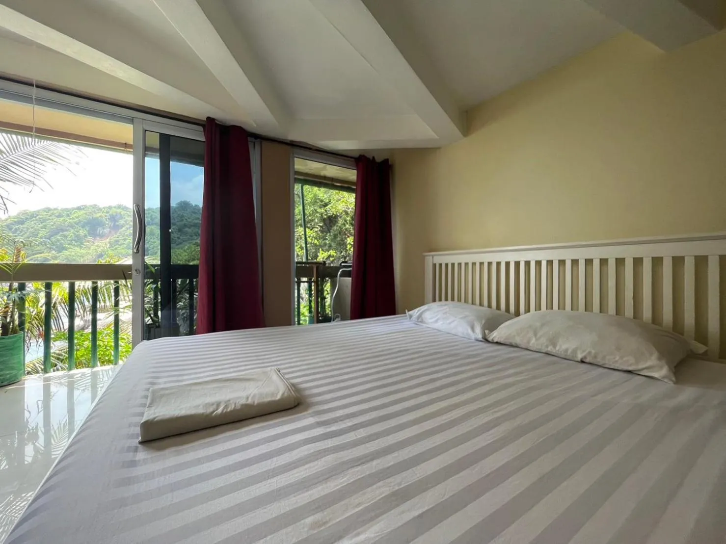 Bed in Hin Wong Apartments Dive & Snorkel Resort