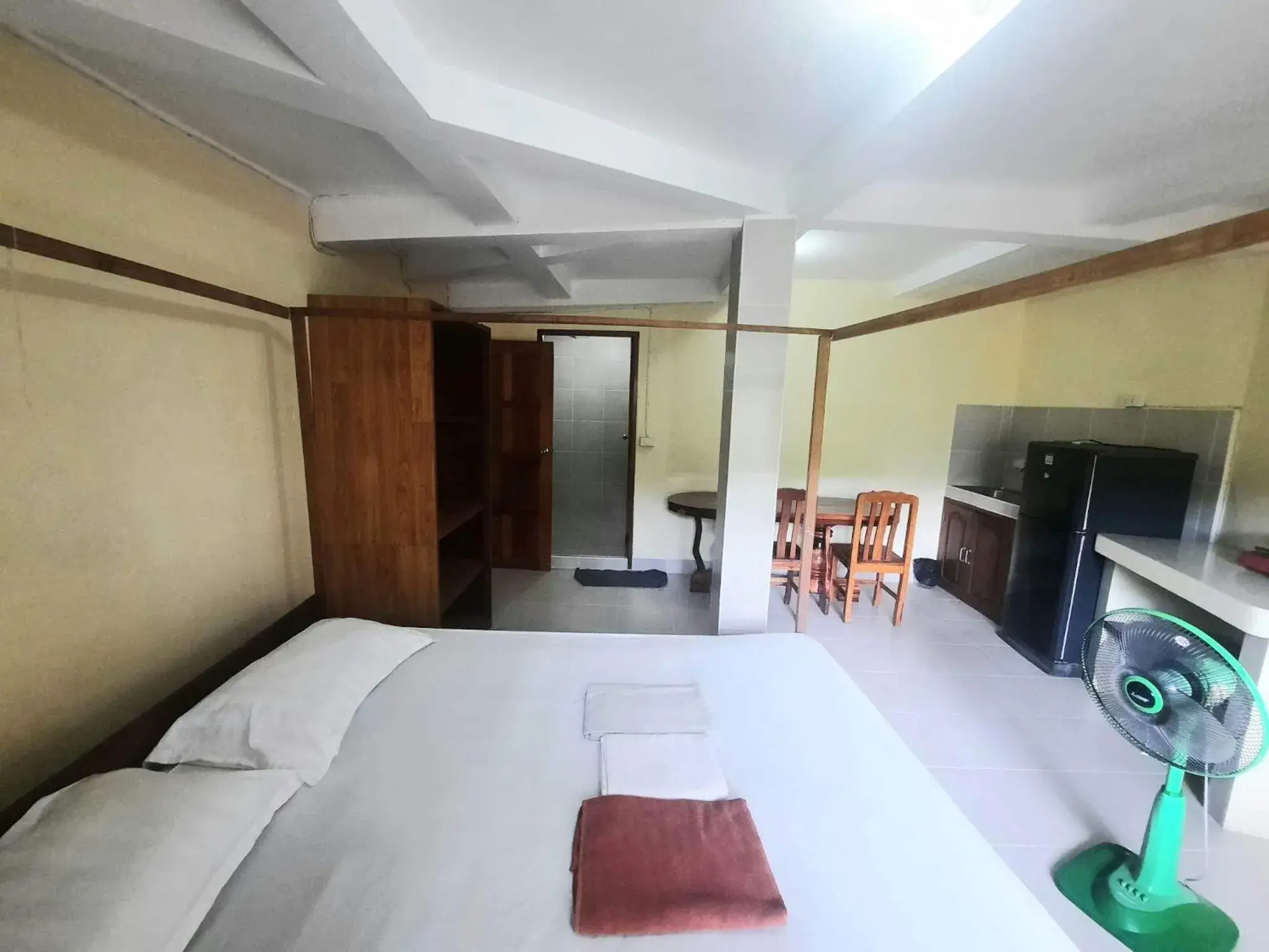 Bed in Hin Wong Apartments Dive & Snorkel Resort Bed in Hin Wong Apartments Dive & Snorkel Resort