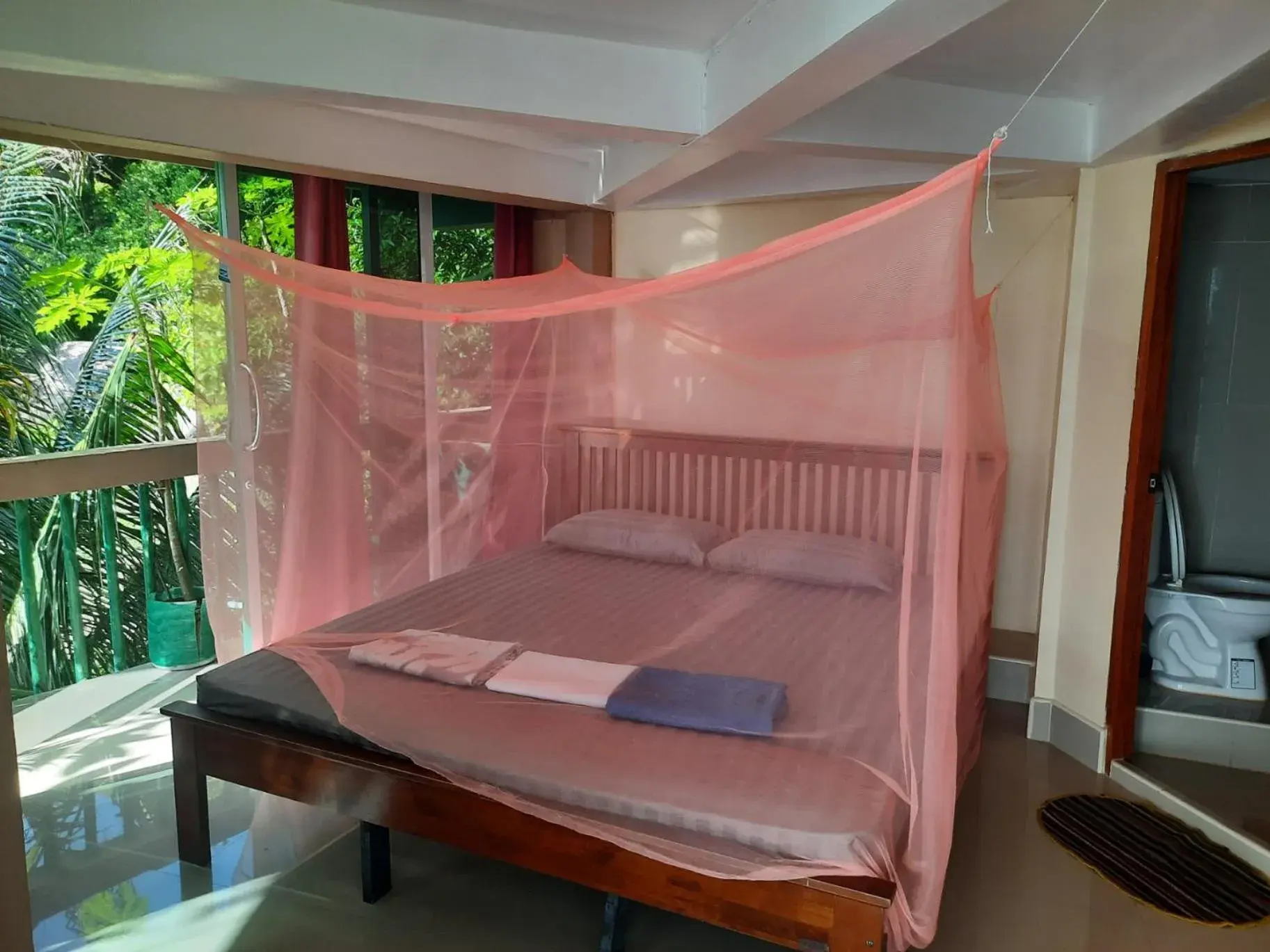 Bed in Hin Wong Apartments Dive & Snorkel Resort Bed in Hin Wong Apartments Dive & Snorkel Resort