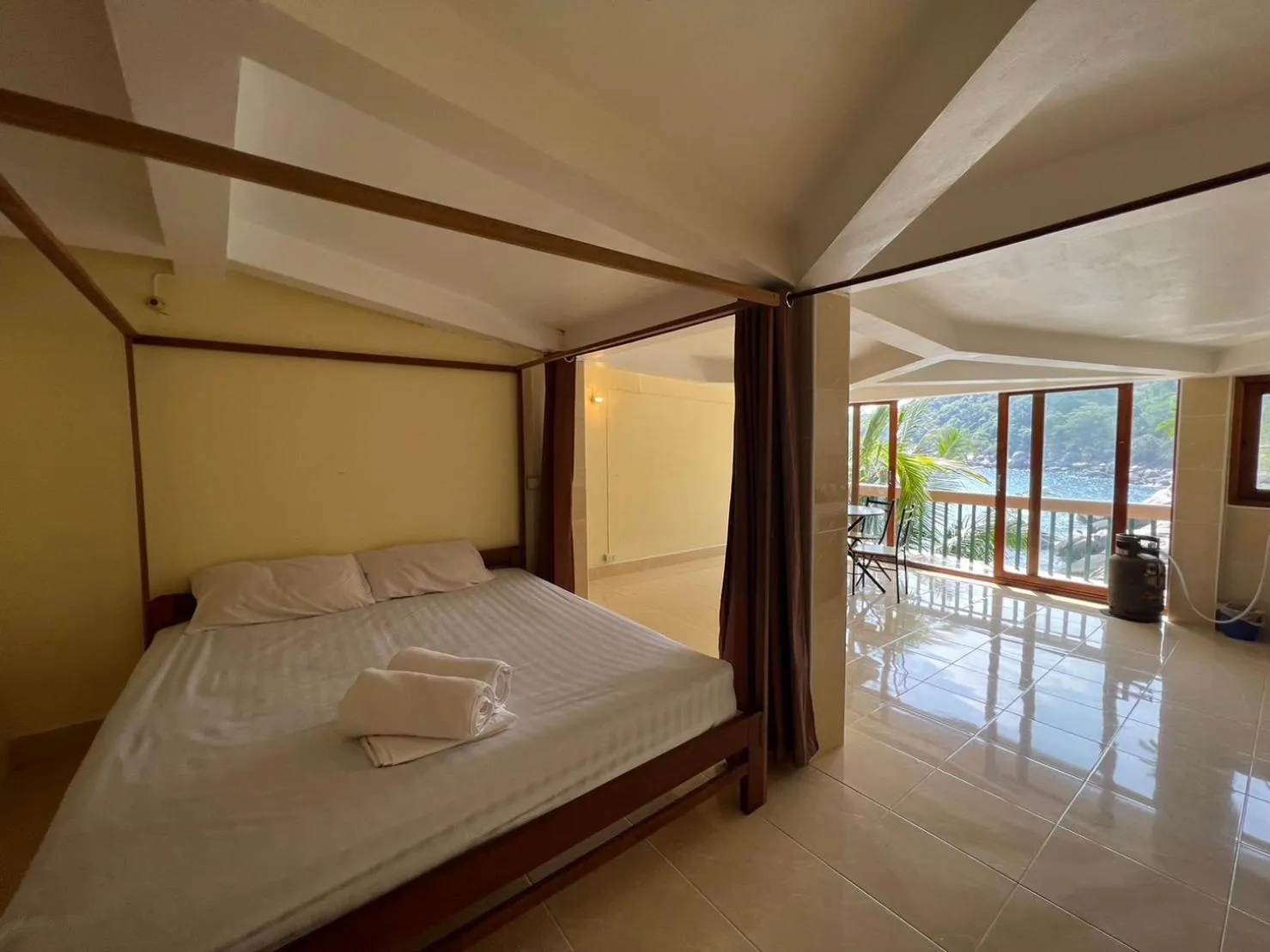 Bed in Hin Wong Apartments Dive & Snorkel Resort