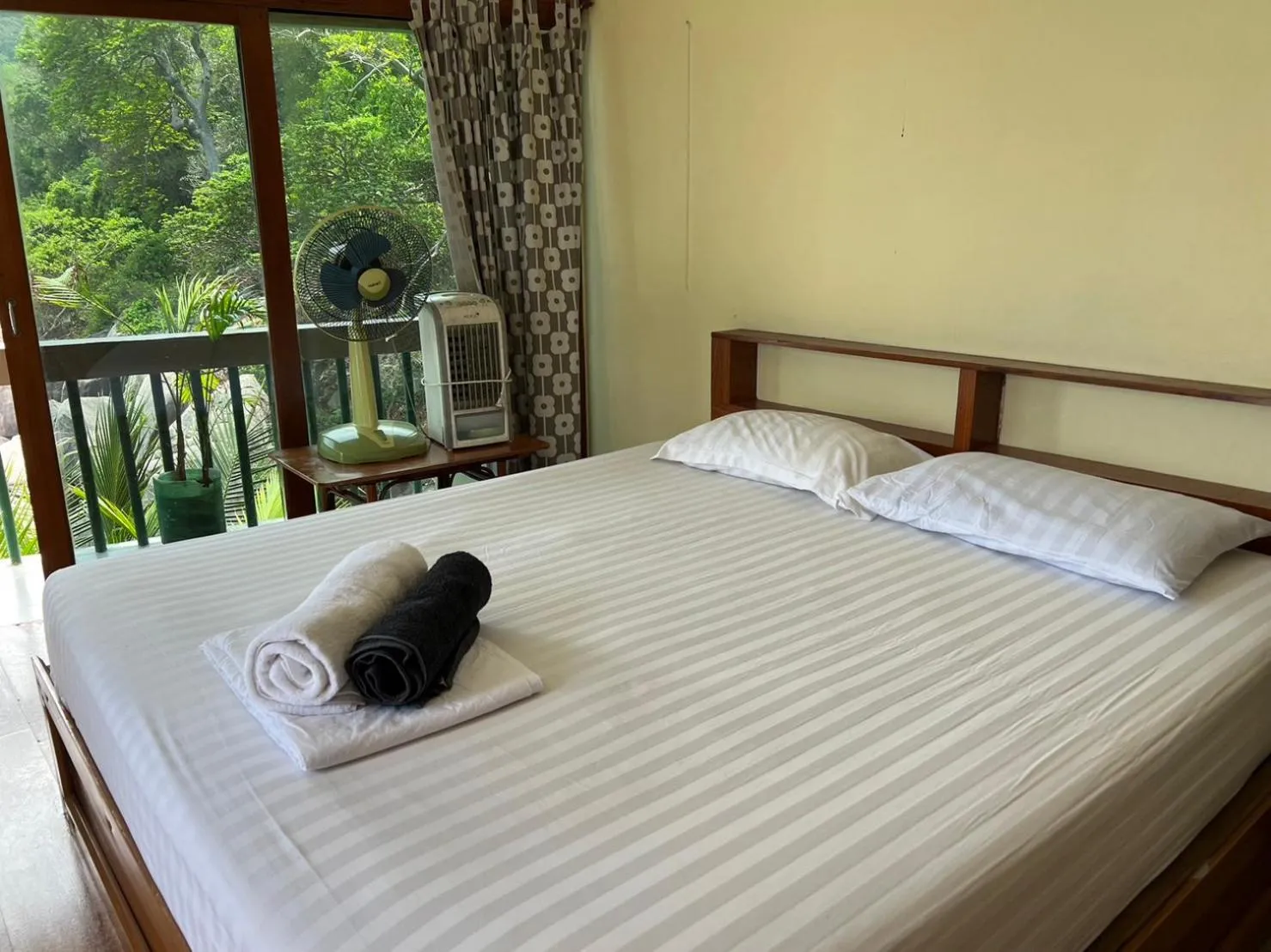 Bed in Hin Wong Apartments Dive & Snorkel Resort